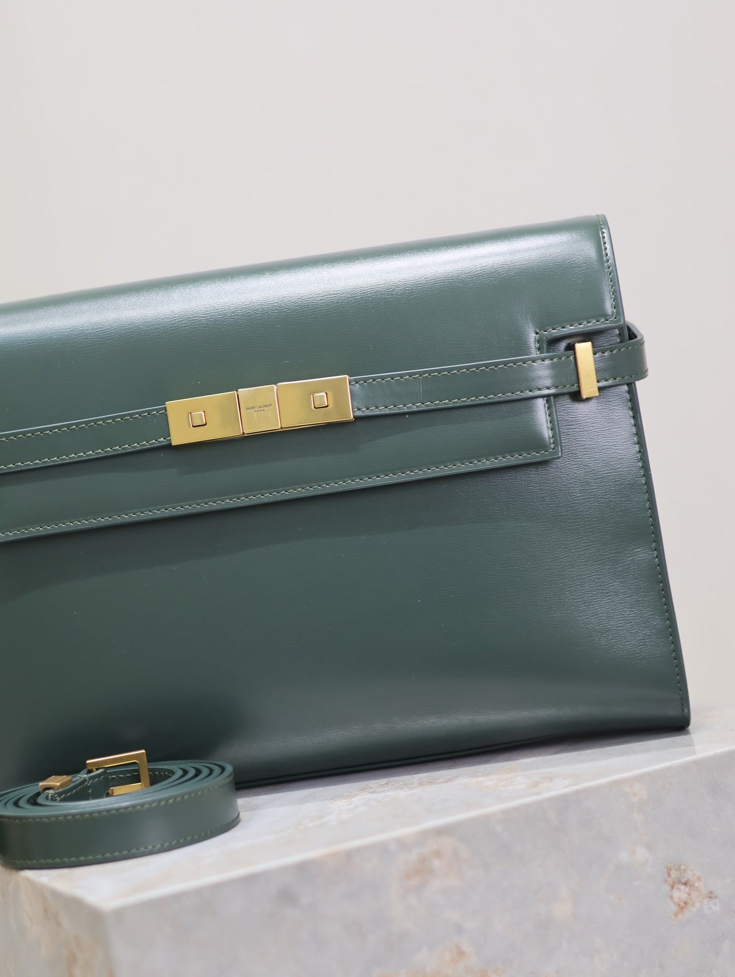 MANHATTAN MEDIUM 29 IN SACRAMENTO GREEN SMOOTH CALFSKIN GOLD BUCKLE