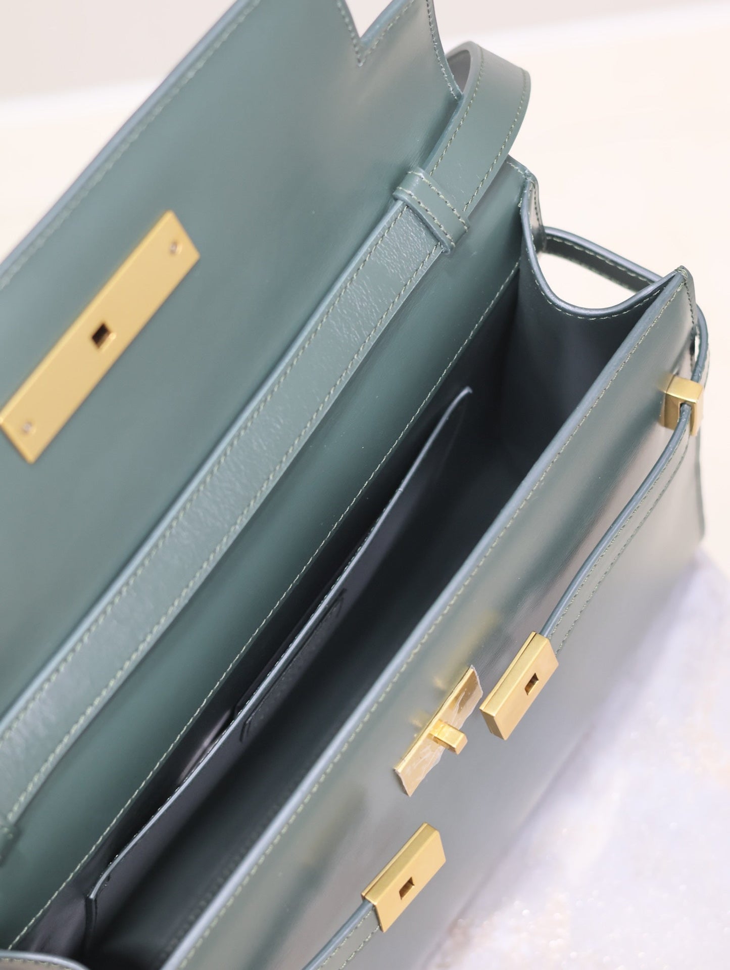 MANHATTAN MEDIUM 29 IN SACRAMENTO GREEN SMOOTH CALFSKIN GOLD BUCKLE