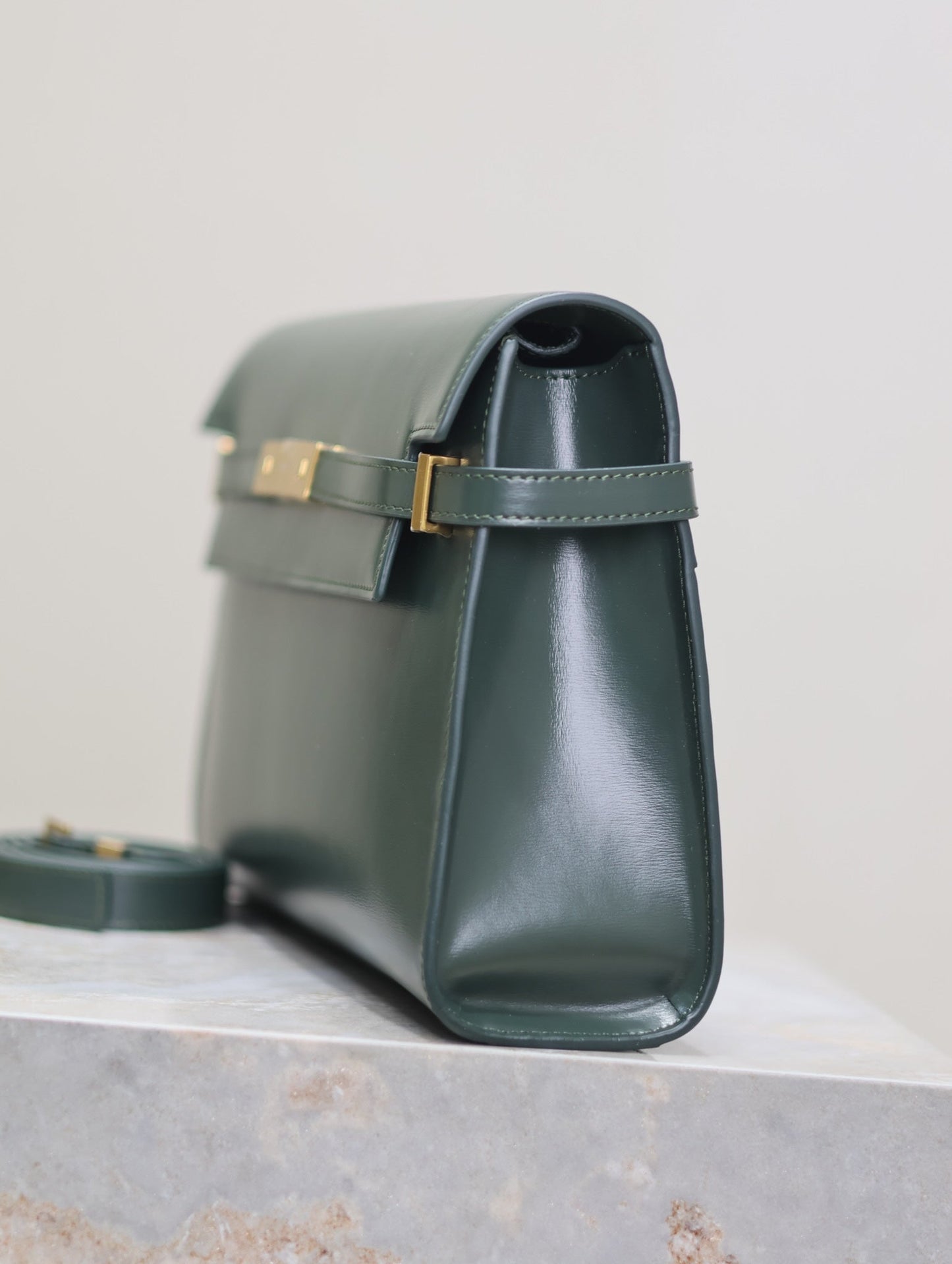 MANHATTAN MEDIUM 29 IN SACRAMENTO GREEN SMOOTH CALFSKIN GOLD BUCKLE