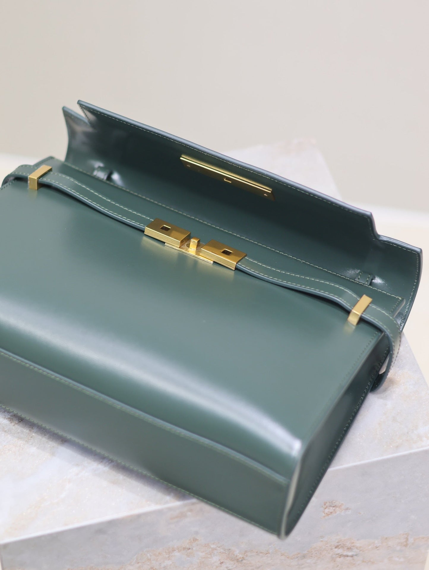 MANHATTAN MEDIUM 29 IN SACRAMENTO GREEN SMOOTH CALFSKIN GOLD BUCKLE