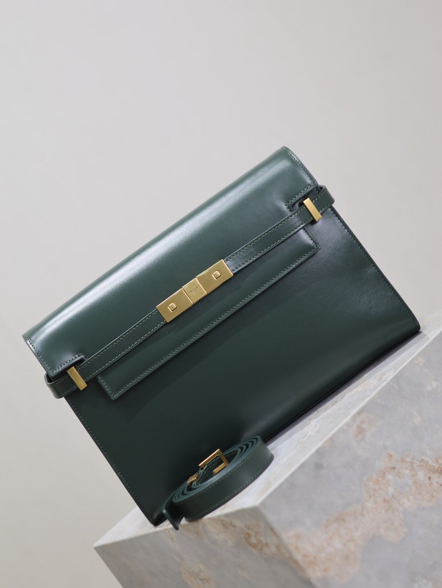 MANHATTAN MEDIUM 29 IN SACRAMENTO GREEN SMOOTH CALFSKIN GOLD BUCKLE