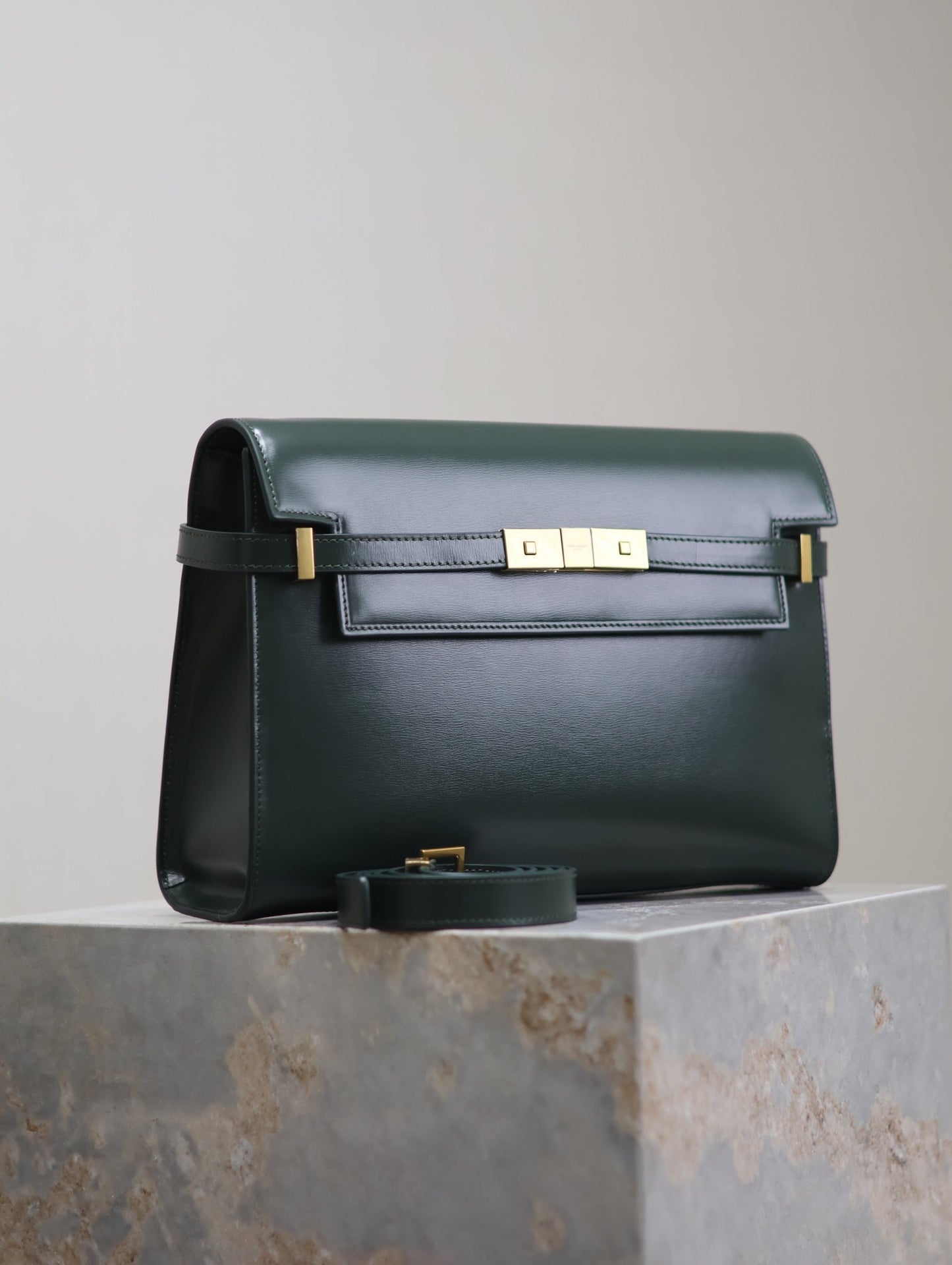 MANHATTAN MEDIUM 29 IN SACRAMENTO GREEN SMOOTH CALFSKIN GOLD BUCKLE