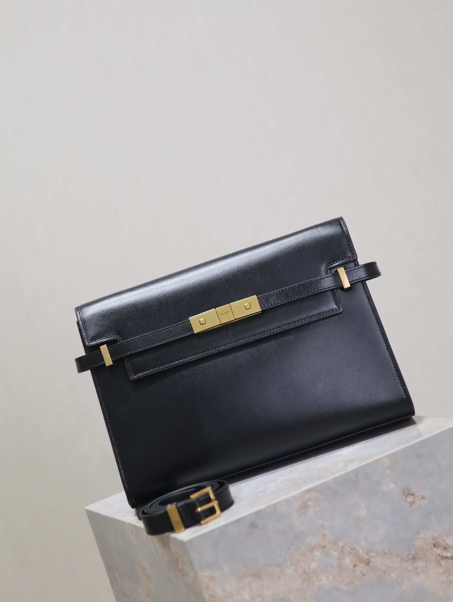 MANHATTAN MEDIUM 29 IN BLACK SMOOTH CALFSKIN GOLD BUCKLE