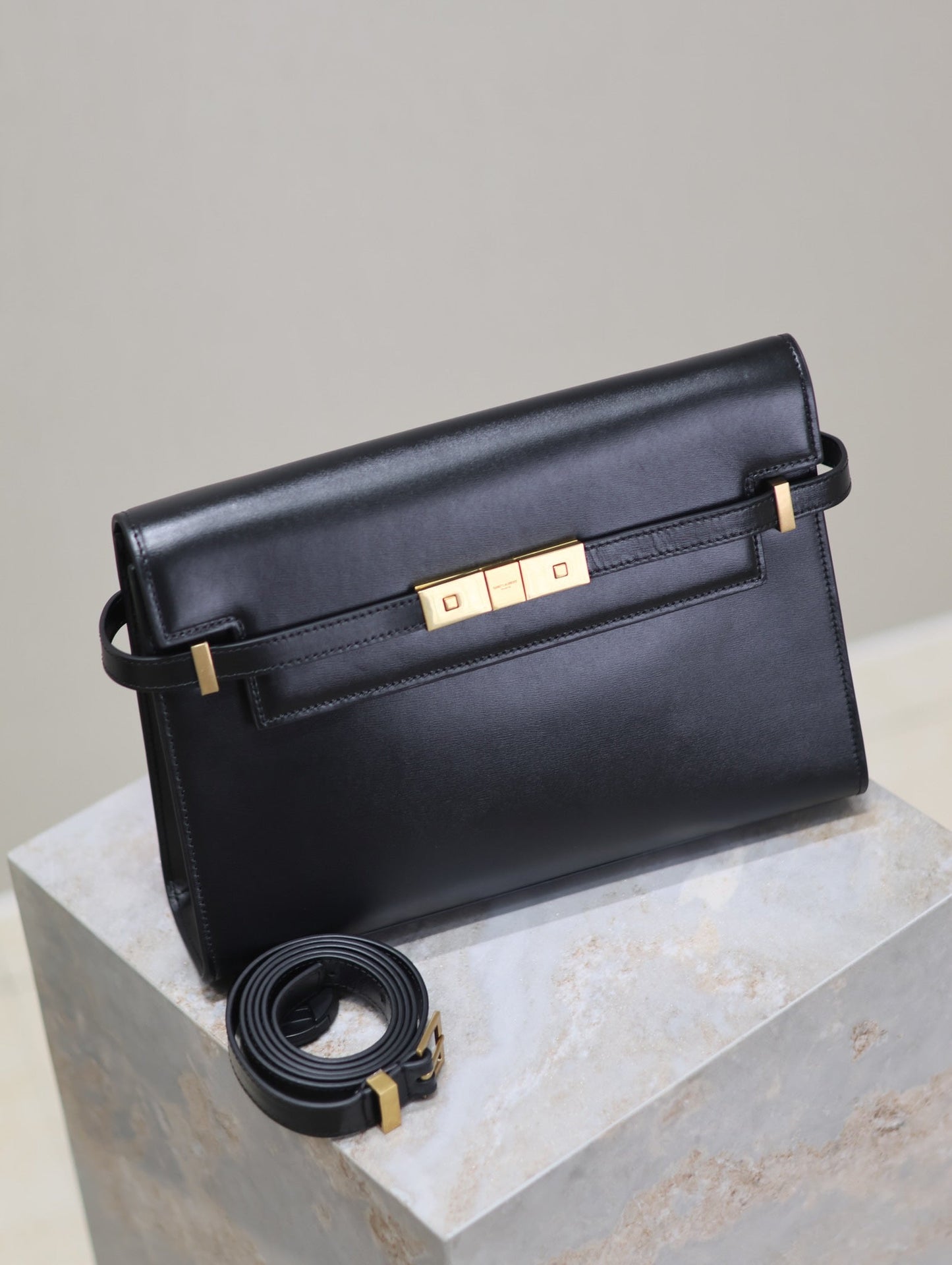 MANHATTAN MEDIUM 29 IN BLACK SMOOTH CALFSKIN GOLD BUCKLE