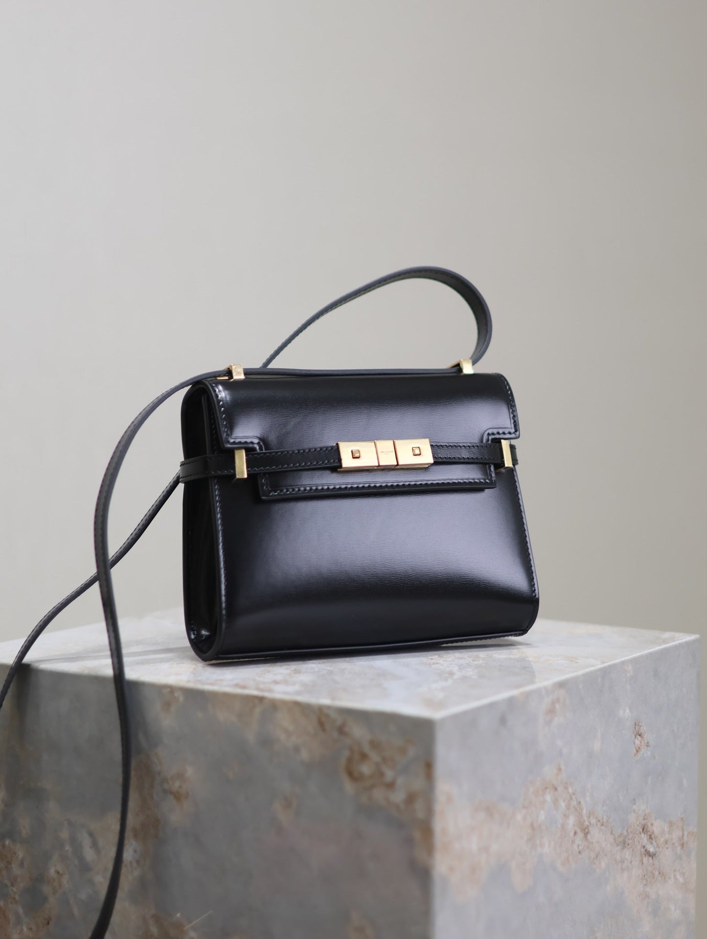 MANHATTAN MINI 19 IN BLACK SMOOTH LAMBSKIN GOLD BUCKLE