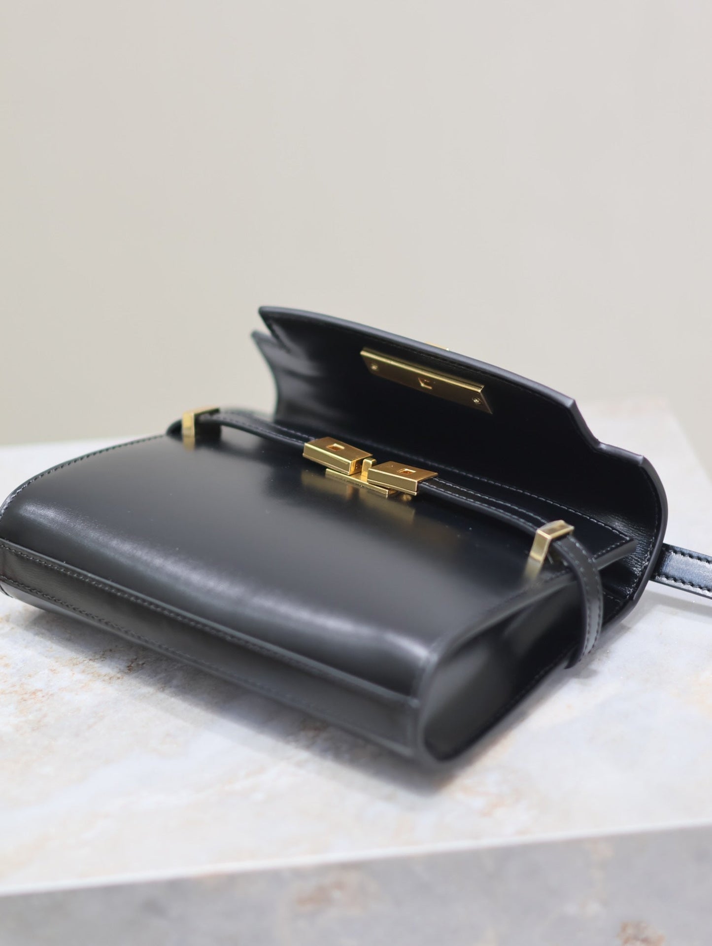 MANHATTAN MINI 19 IN BLACK SMOOTH LAMBSKIN GOLD BUCKLE