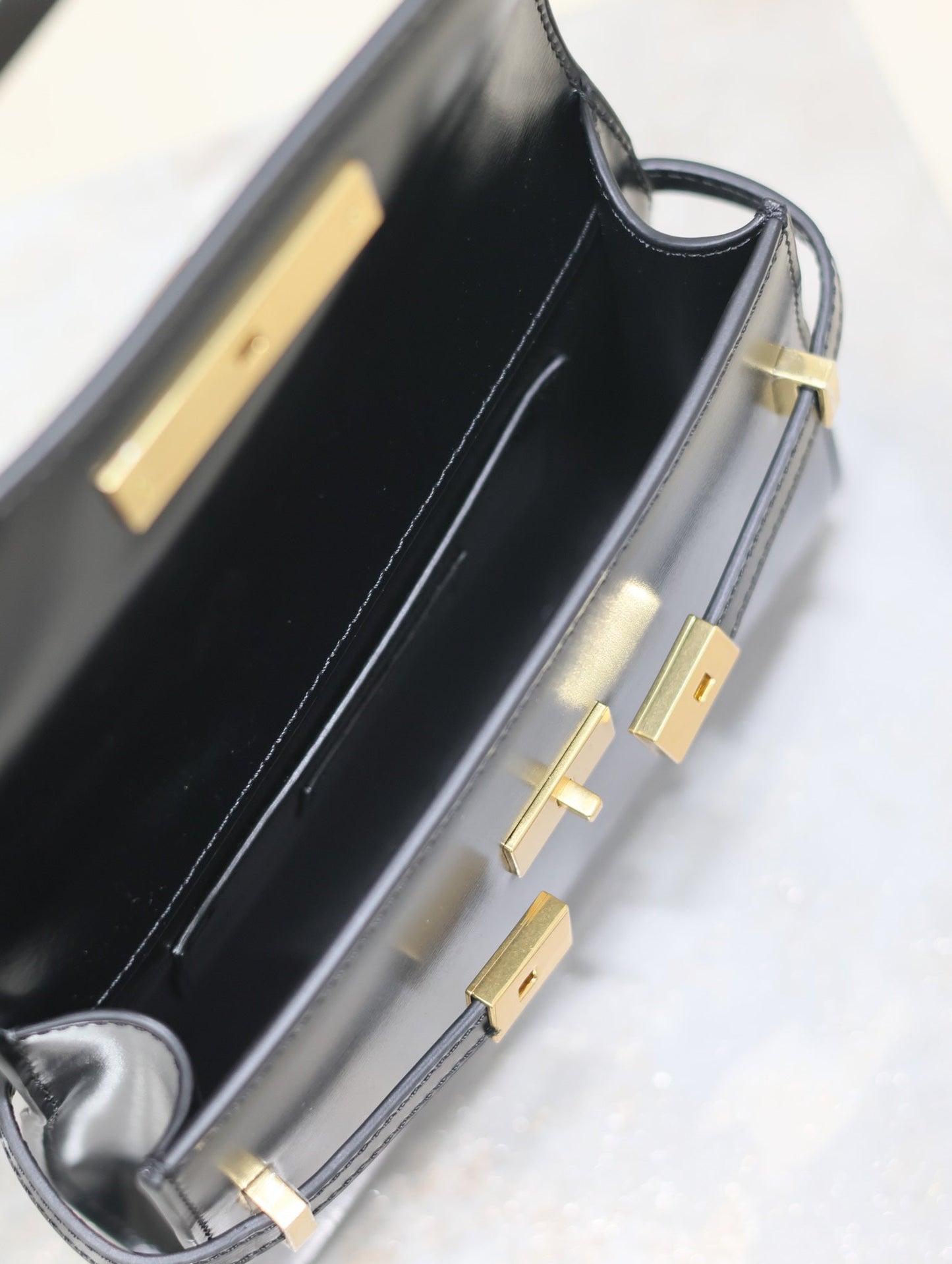 MANHATTAN MINI 19 IN BLACK SMOOTH LAMBSKIN GOLD BUCKLE