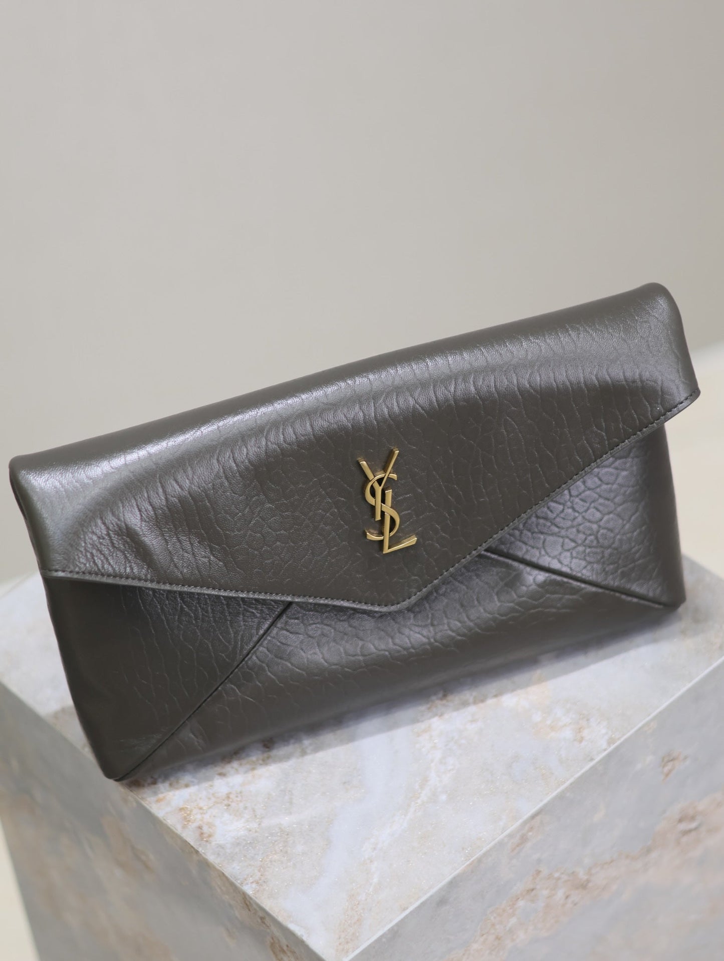 ENVELOPE CLUTCH 29 IN KOMBU GREEN LAMBSKIN COPPER LOGO