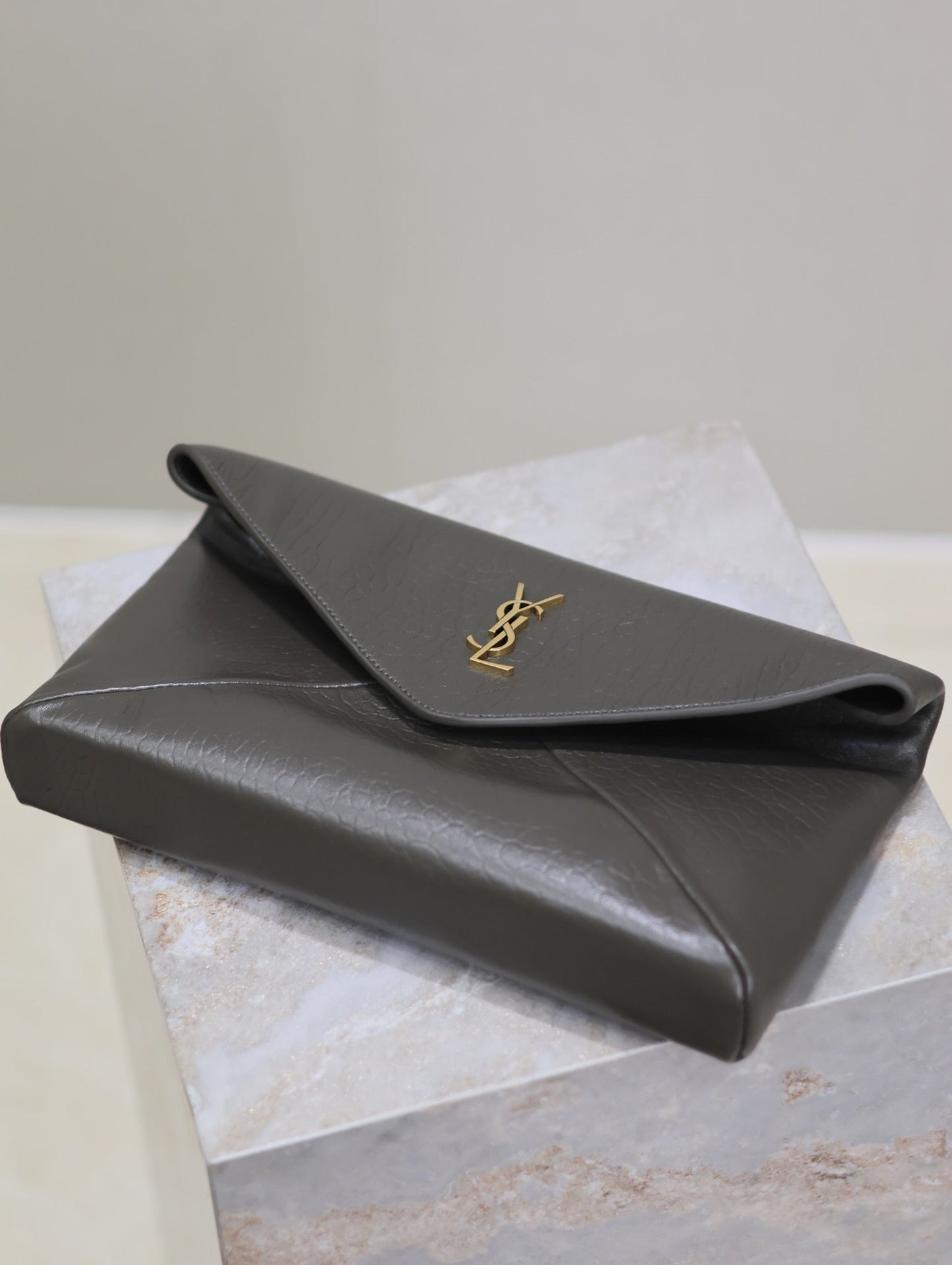 ENVELOPE CLUTCH 29 IN KOMBU GREEN LAMBSKIN COPPER LOGO