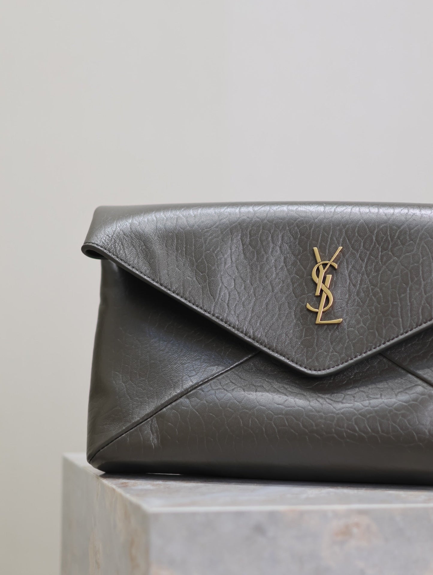 ENVELOPE CLUTCH 29 IN KOMBU GREEN LAMBSKIN COPPER LOGO