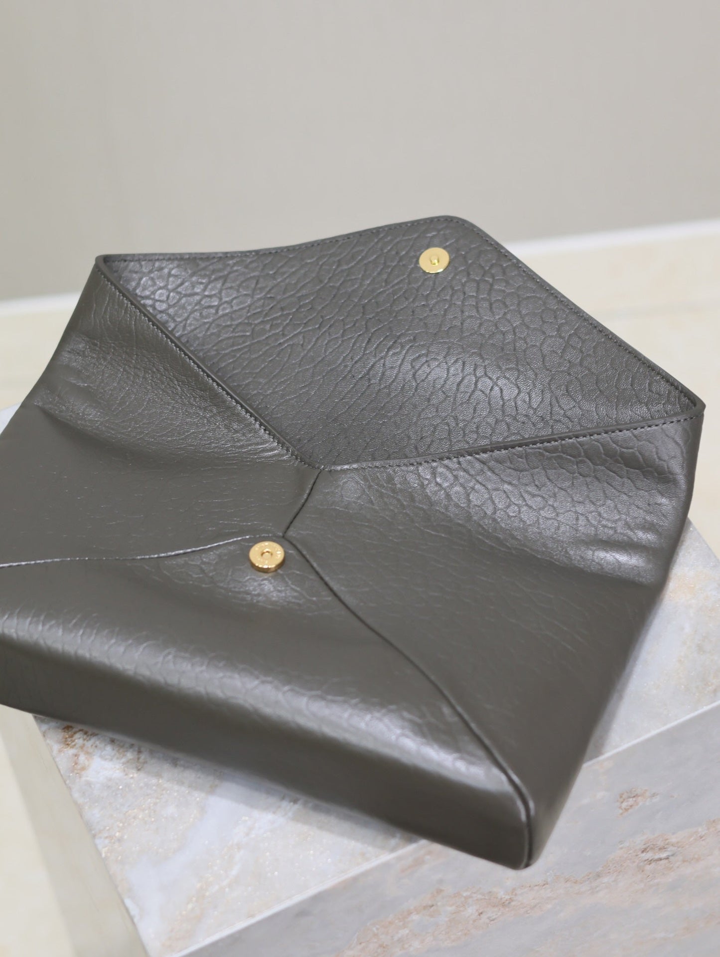 ENVELOPE CLUTCH 29 IN KOMBU GREEN LAMBSKIN COPPER LOGO