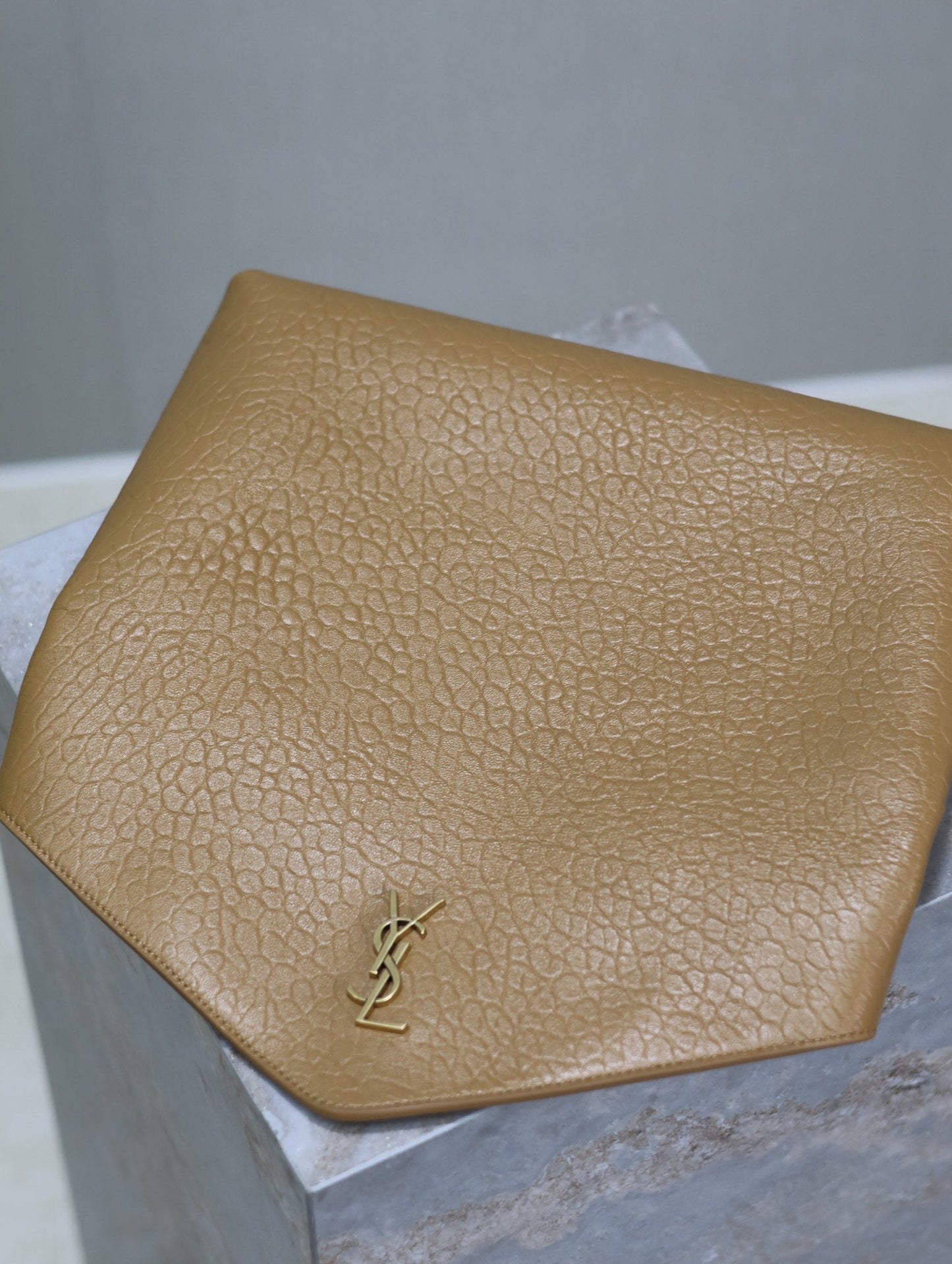 ENVELOPE CLUTCH 29 IN EARTHY YELLOW LAMBSKIN COPPER LOGO