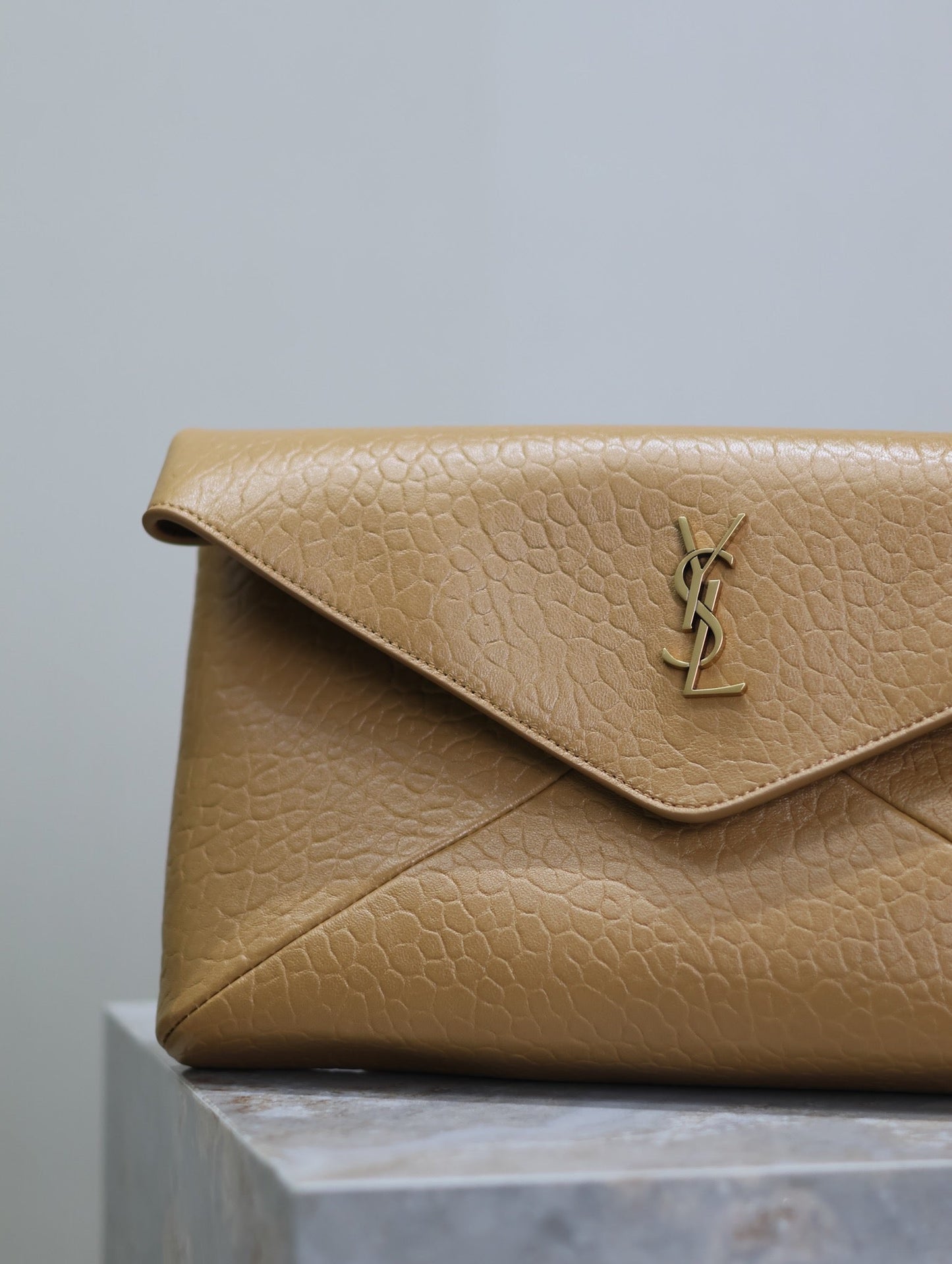 ENVELOPE CLUTCH 29 IN EARTHY YELLOW LAMBSKIN COPPER LOGO