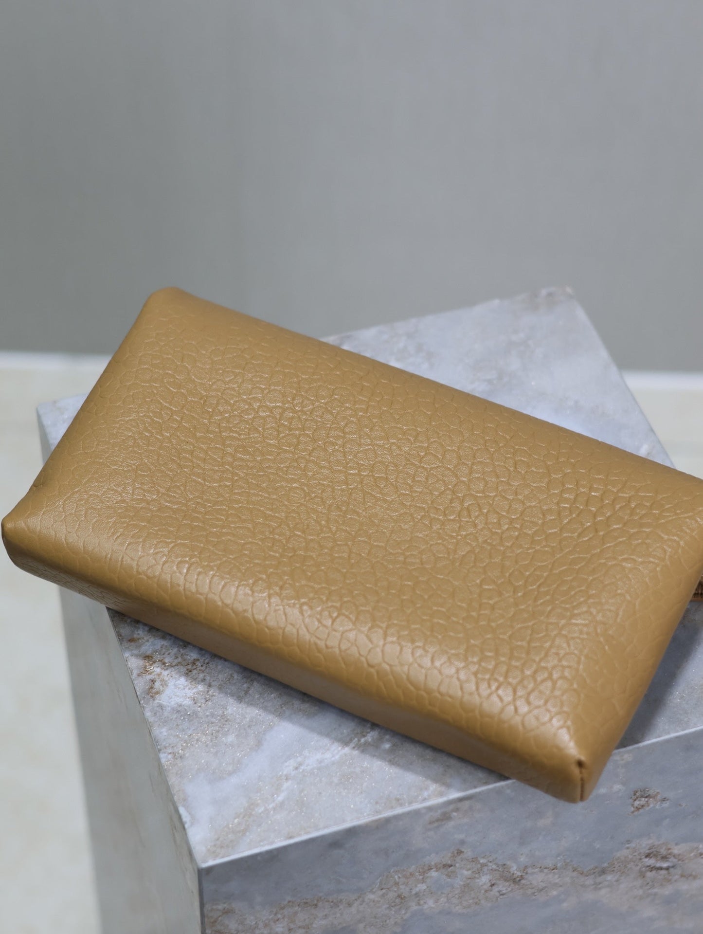 ENVELOPE CLUTCH 29 IN EARTHY YELLOW LAMBSKIN COPPER LOGO