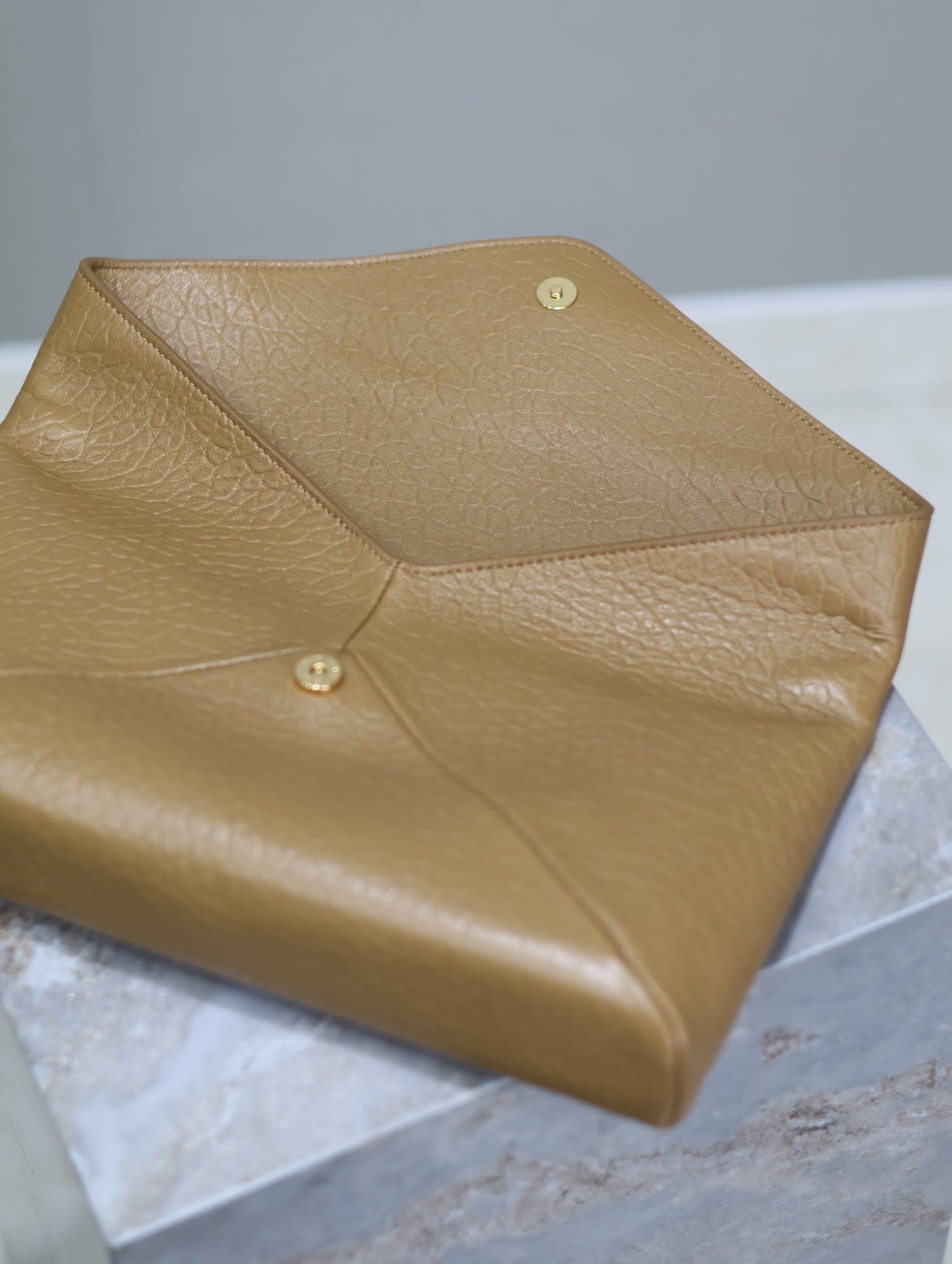 ENVELOPE CLUTCH 29 IN EARTHY YELLOW LAMBSKIN COPPER LOGO