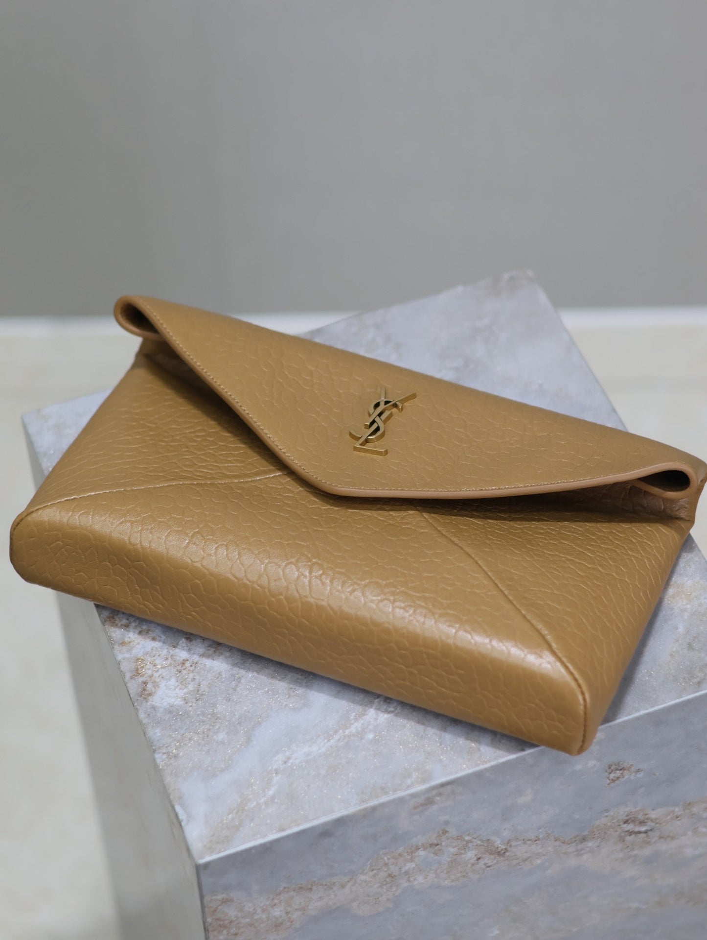 ENVELOPE CLUTCH 29 IN EARTHY YELLOW LAMBSKIN COPPER LOGO