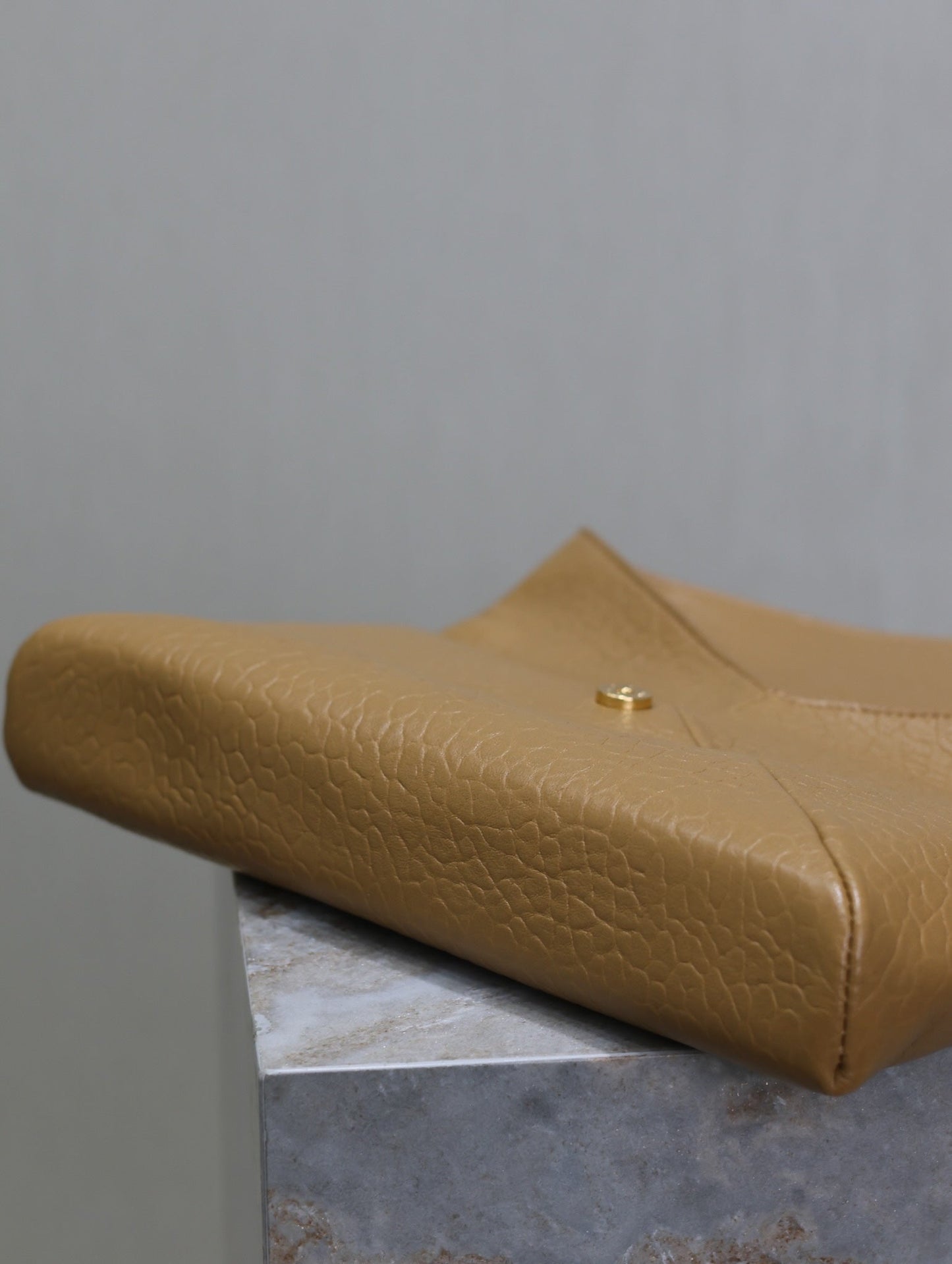 ENVELOPE CLUTCH 29 IN EARTHY YELLOW LAMBSKIN COPPER LOGO