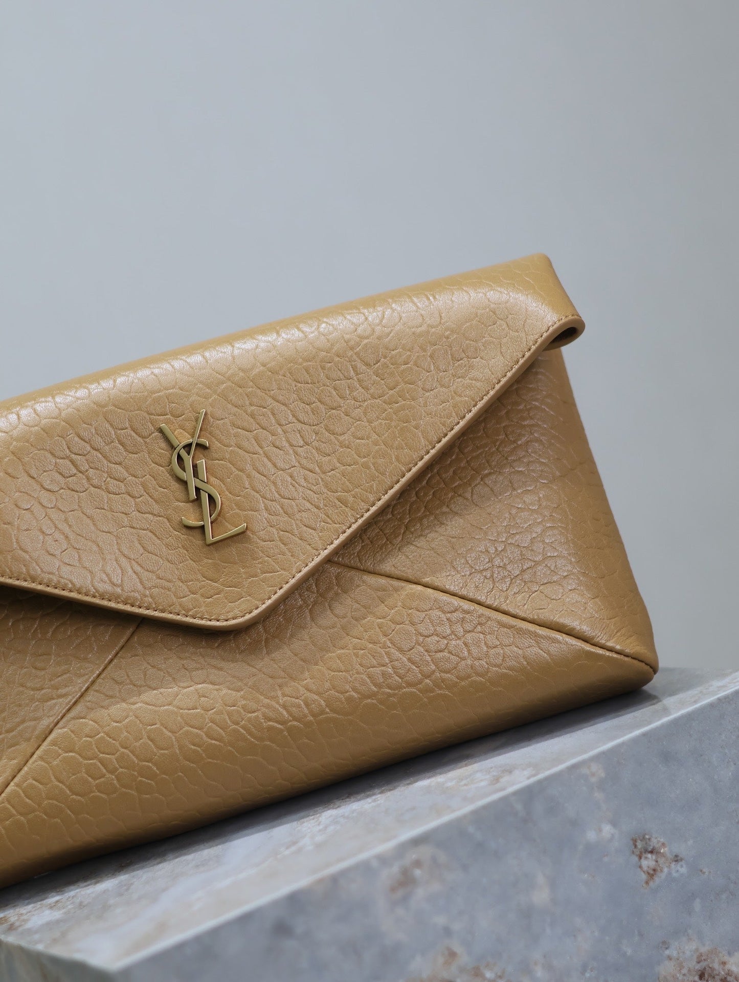 ENVELOPE CLUTCH 29 IN EARTHY YELLOW LAMBSKIN COPPER LOGO