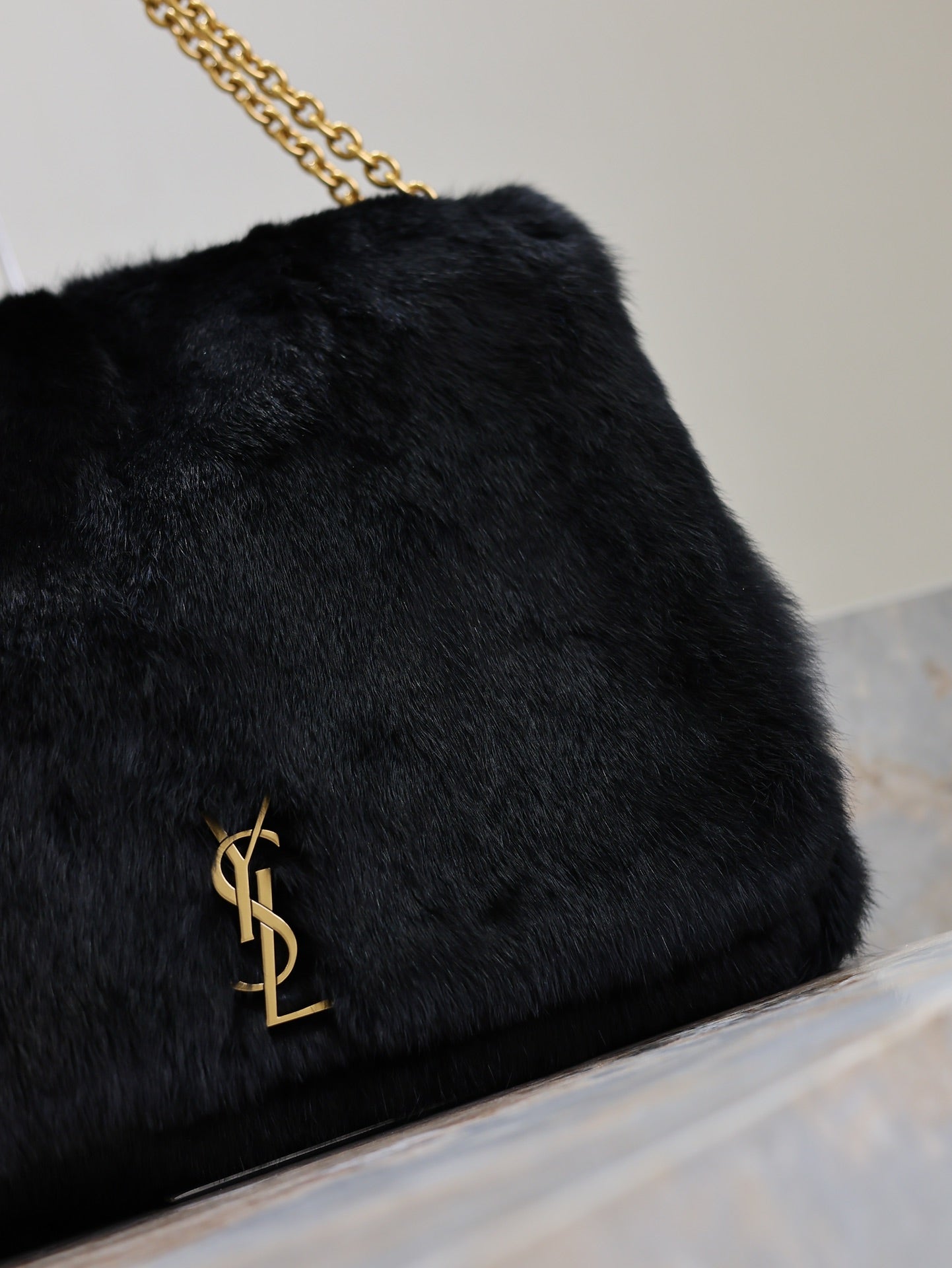 JAMIE 4.3 LARGE BAG 43 IN BLACK LAMB FUR GOLD HARDWARE