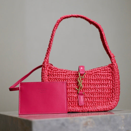 LE 5 À 7 BAG  19 IN MAGENTA PINK WOVEN RAFFIA