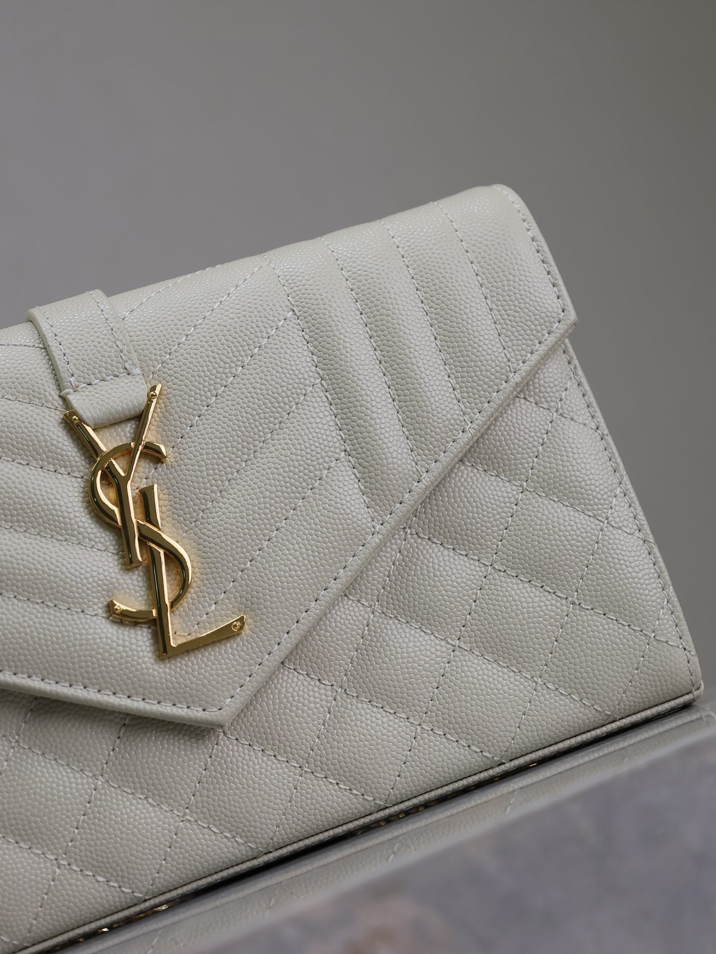 ENVELOPE CHAIN BAG 22 IN WHITE LAMBSKIN GOLD HARDWARE