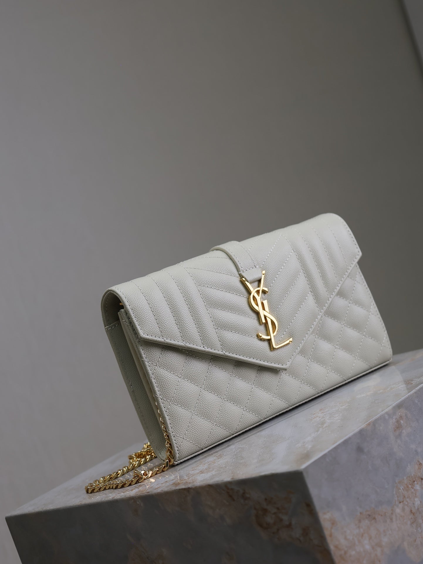 ENVELOPE CHAIN BAG 22 IN WHITE LAMBSKIN GOLD HARDWARE