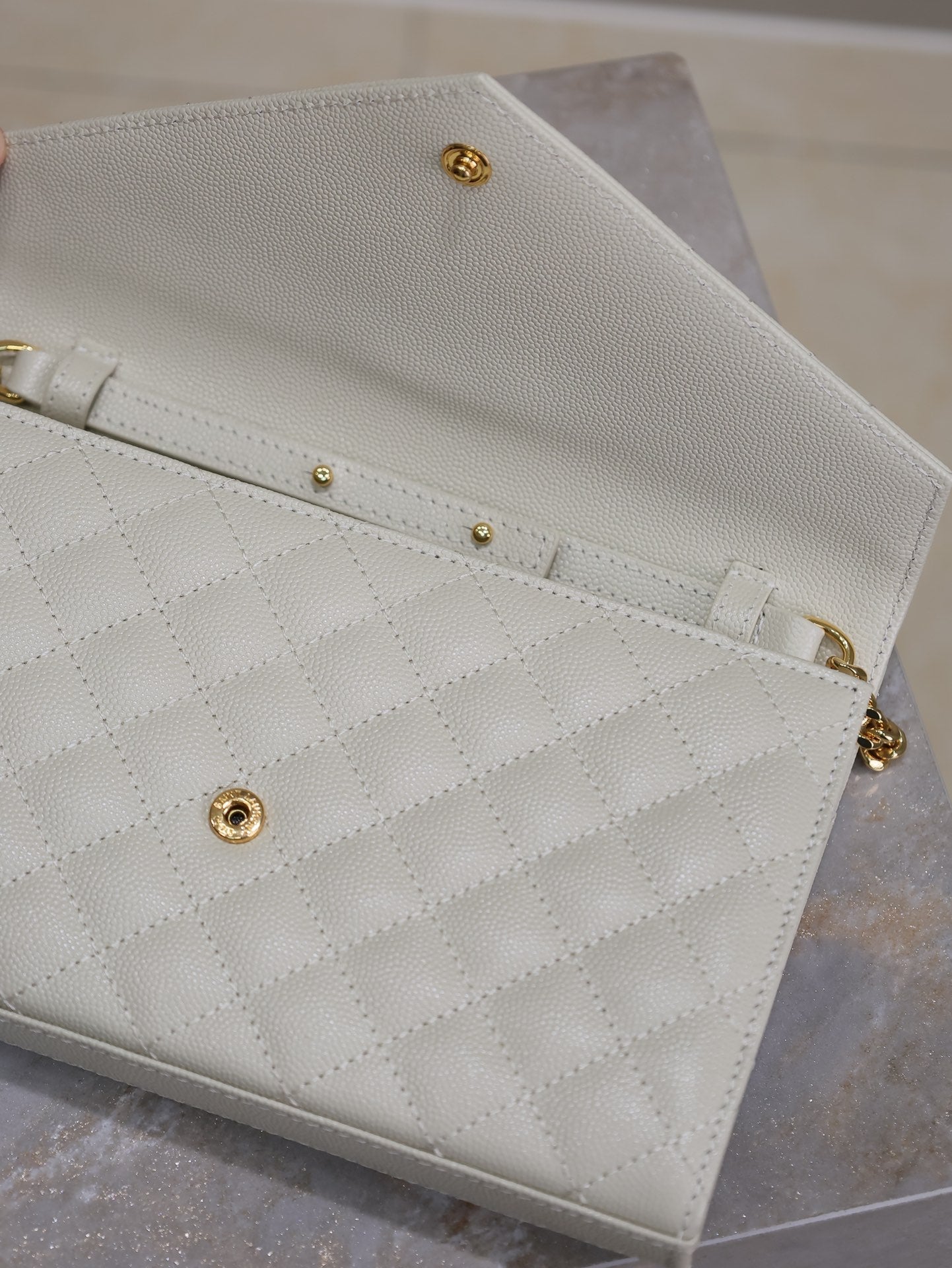 ENVELOPE CHAIN BAG 22 IN WHITE LAMBSKIN GOLD HARDWARE