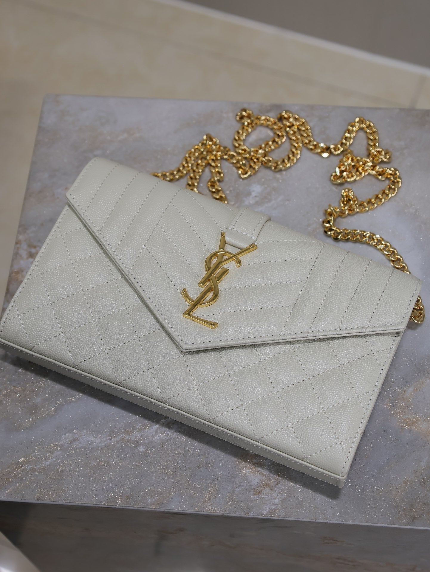 ENVELOPE CHAIN BAG 22 IN WHITE LAMBSKIN GOLD HARDWARE