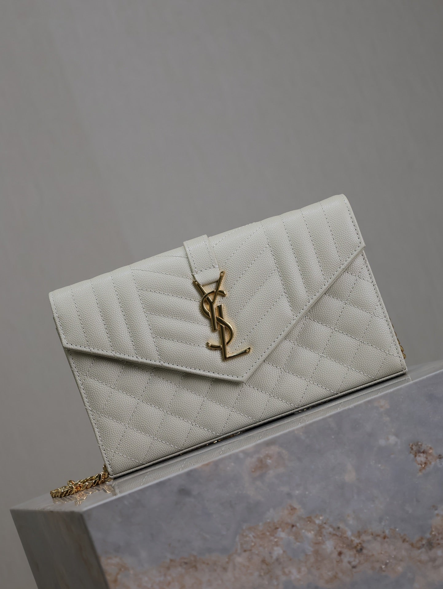 ENVELOPE CHAIN BAG 22 IN WHITE LAMBSKIN GOLD HARDWARE