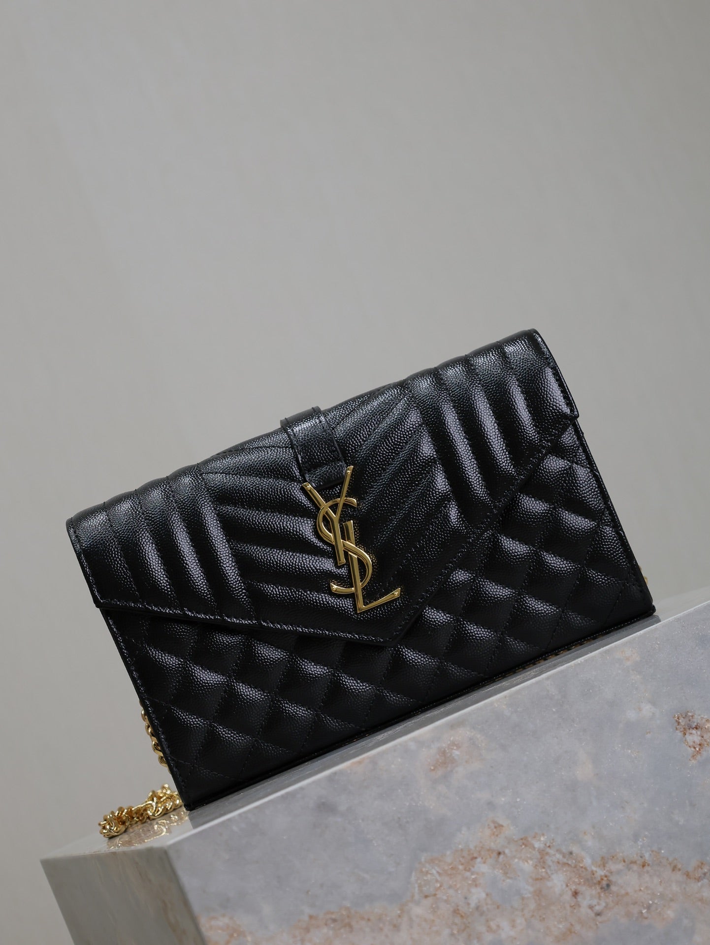 ENVELOPE CHAIN BAG 22 IN BLACK LAMBSKIN GOLD HARDWARE