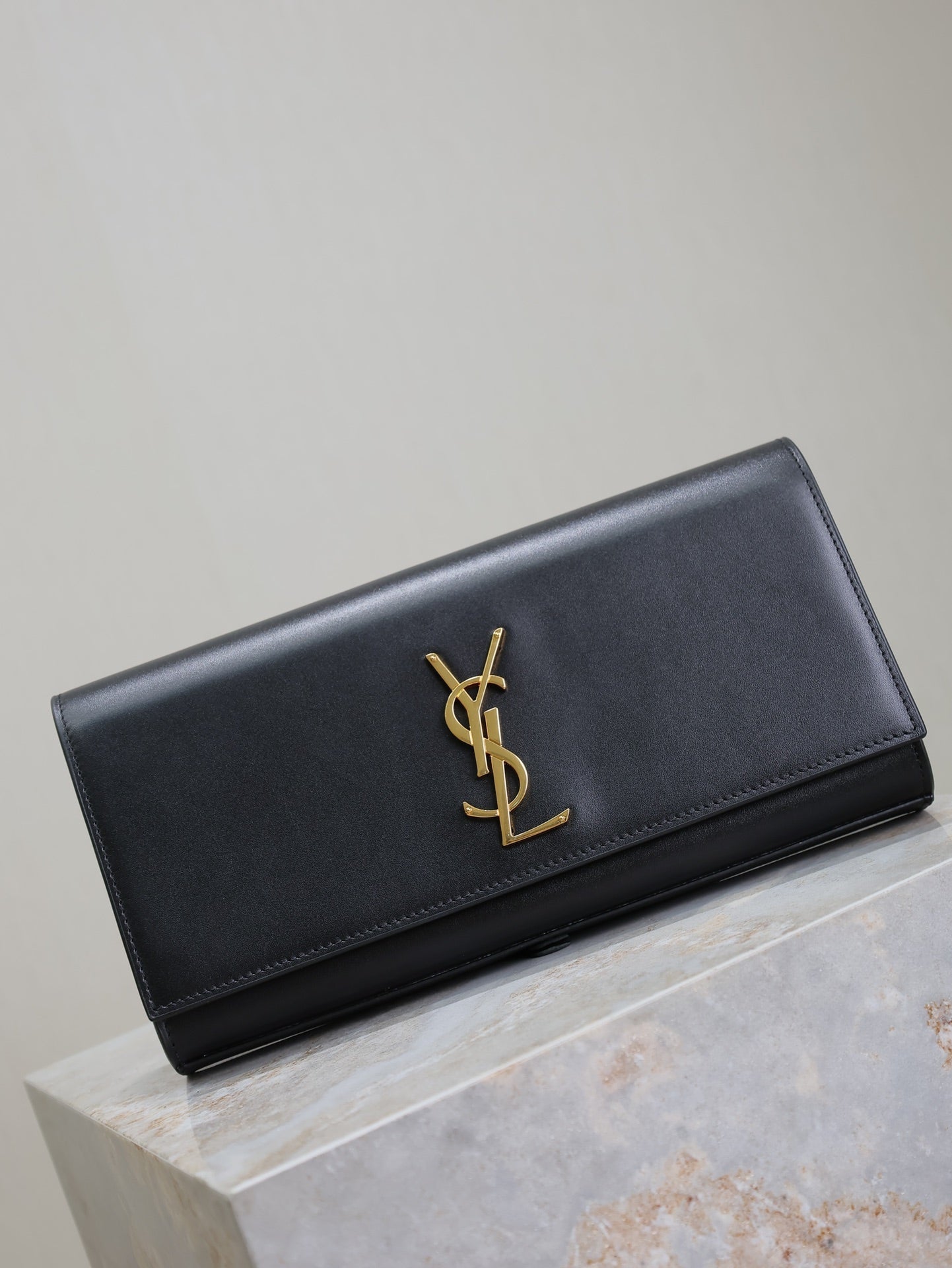 CLASSIC KATE CLUTCH 27 IN BLACK LAMBSKIN GOLD HARDWARE