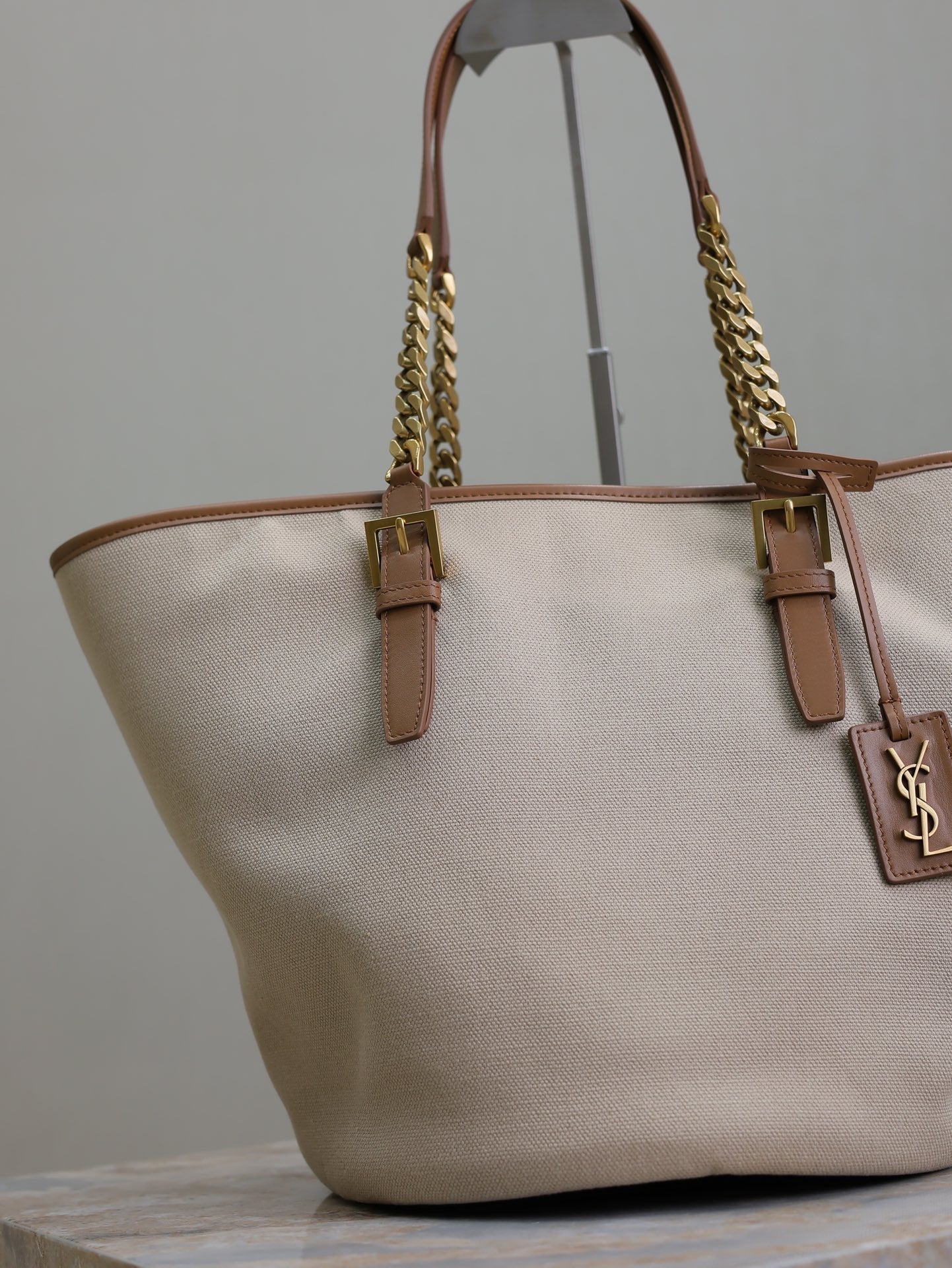 TOTE BAG 47 IN WHITE CANVAS AND BROWN LEATHER TRIM GOLD HARDWARE