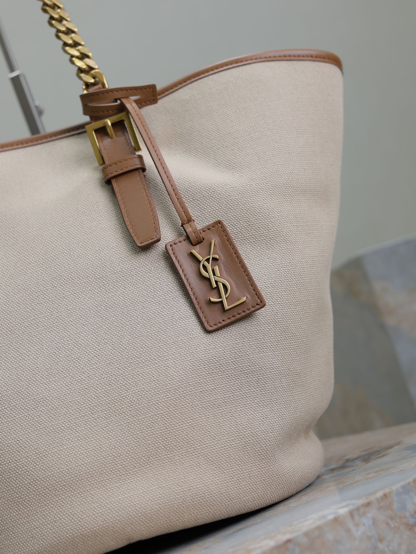 TOTE BAG 47 IN WHITE CANVAS AND BROWN LEATHER TRIM GOLD HARDWARE