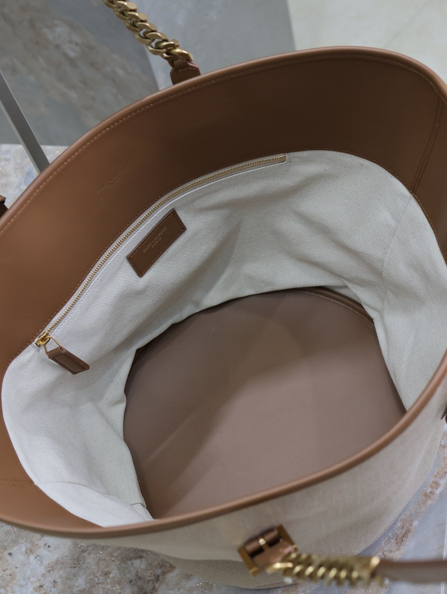 TOTE BAG 47 IN WHITE CANVAS AND BROWN LEATHER TRIM GOLD HARDWARE