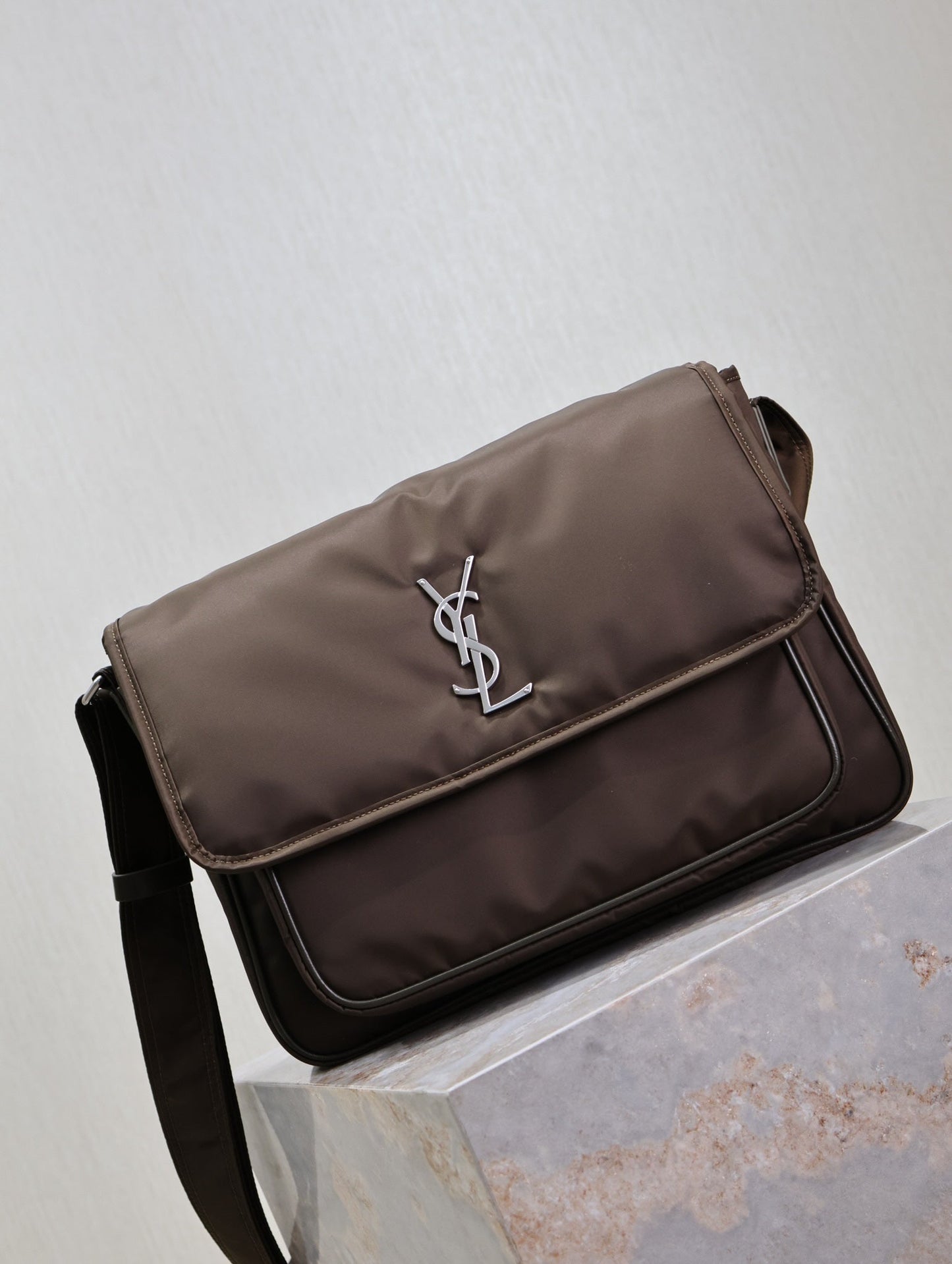 NIKI LARGE 32 IN CHOCOLATE NYLON SILVER LOGO