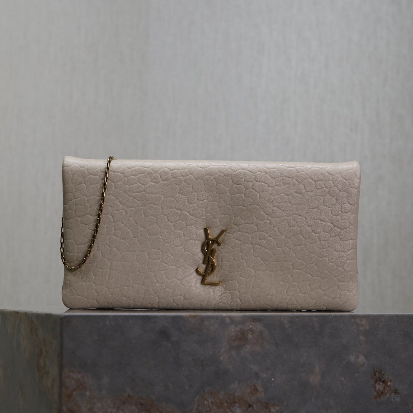 CALYPSO POUCH 24 IN WHITE ELEPHANT TEXTURED LAMBSKIN GOLD LOGO