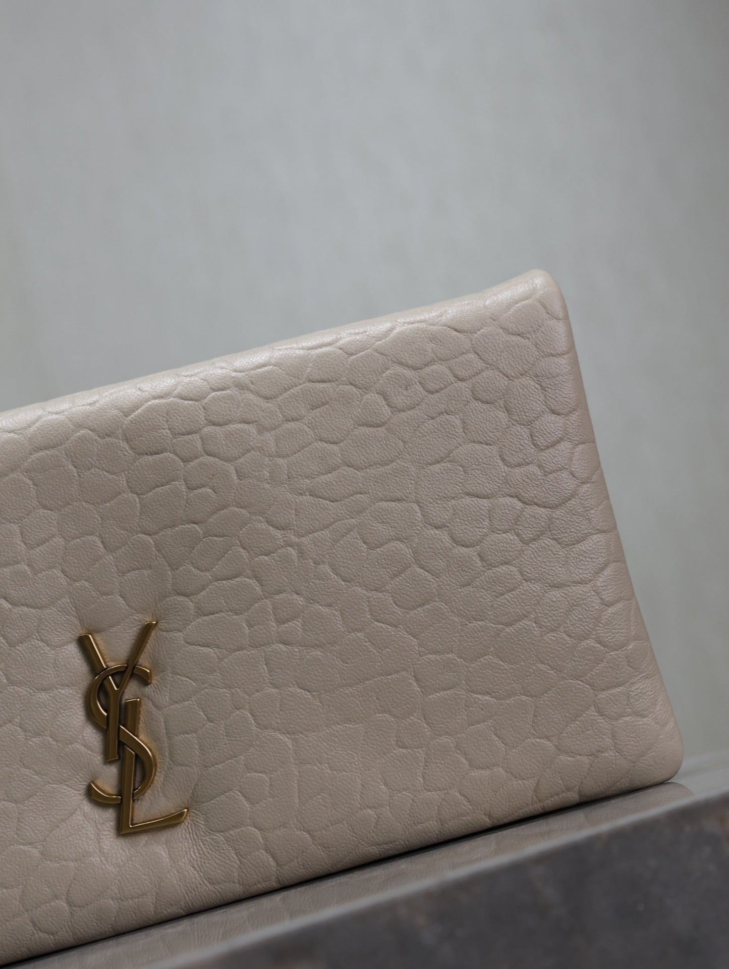 CALYPSO POUCH 24 IN WHITE ELEPHANT TEXTURED LAMBSKIN GOLD LOGO