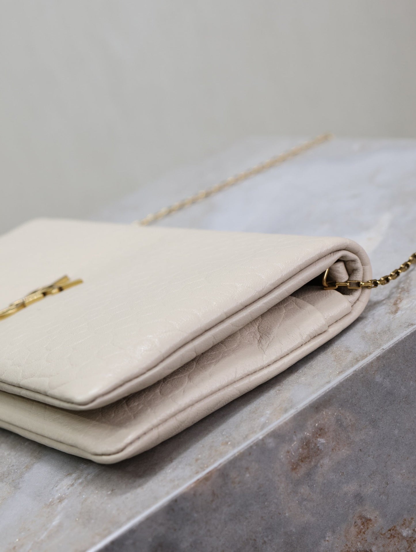 CALYPSO POUCH 24 IN WHITE ELEPHANT TEXTURED LAMBSKIN GOLD LOGO