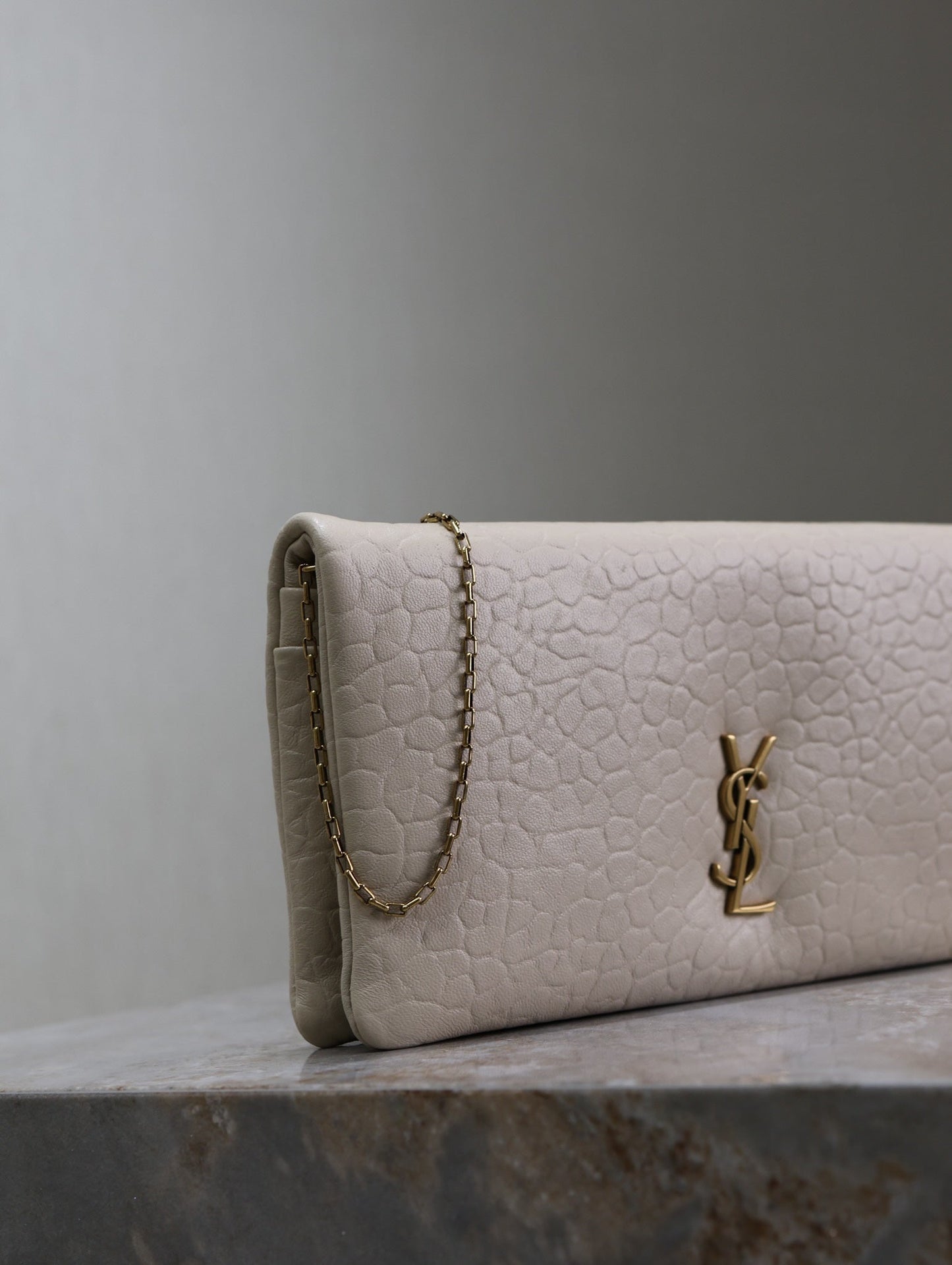 CALYPSO POUCH 24 IN WHITE ELEPHANT TEXTURED LAMBSKIN GOLD LOGO