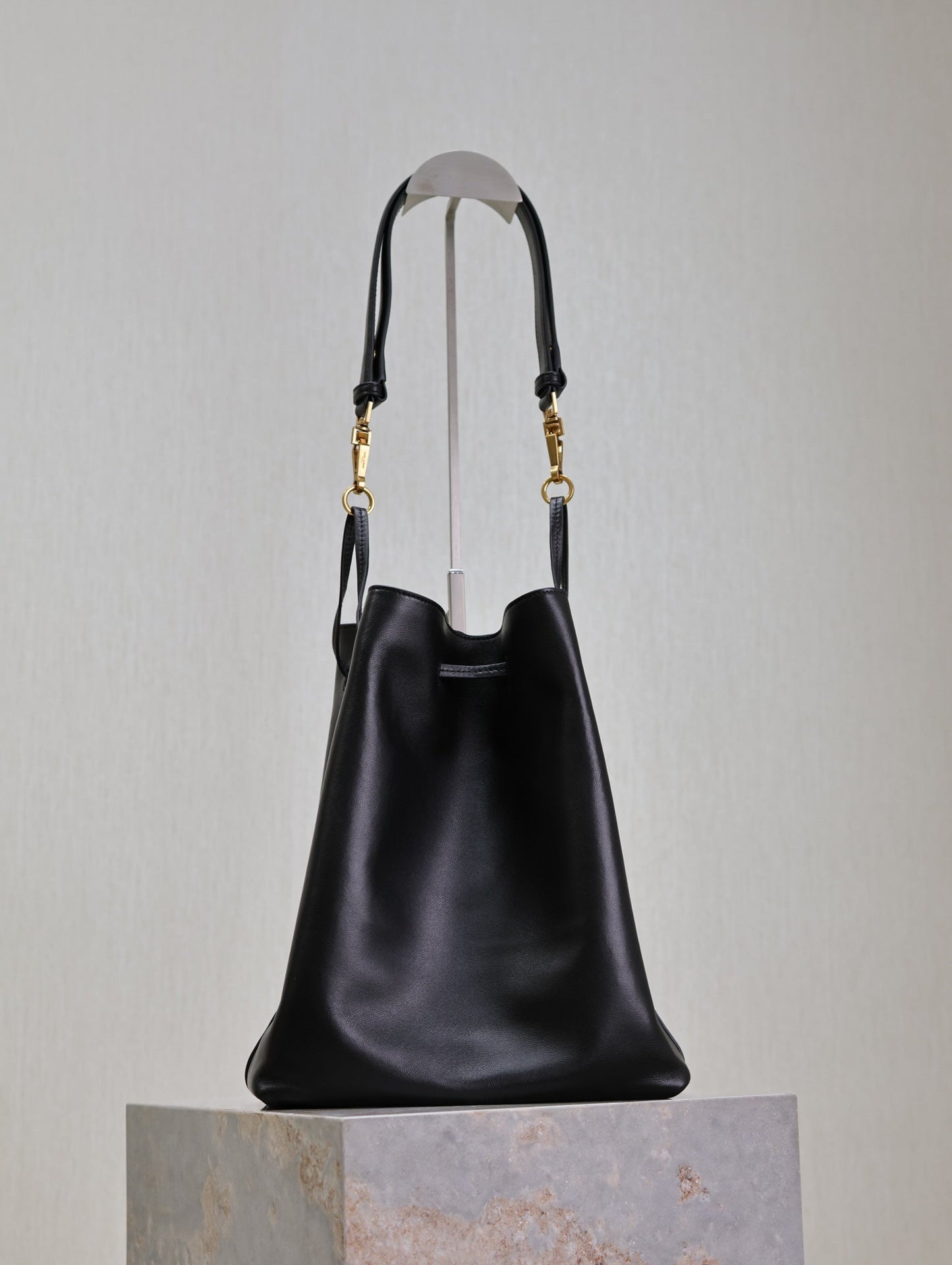 POCHON BUCKET BAG 30 IN BLACK LAMBSKIN GOLD HARDWARE