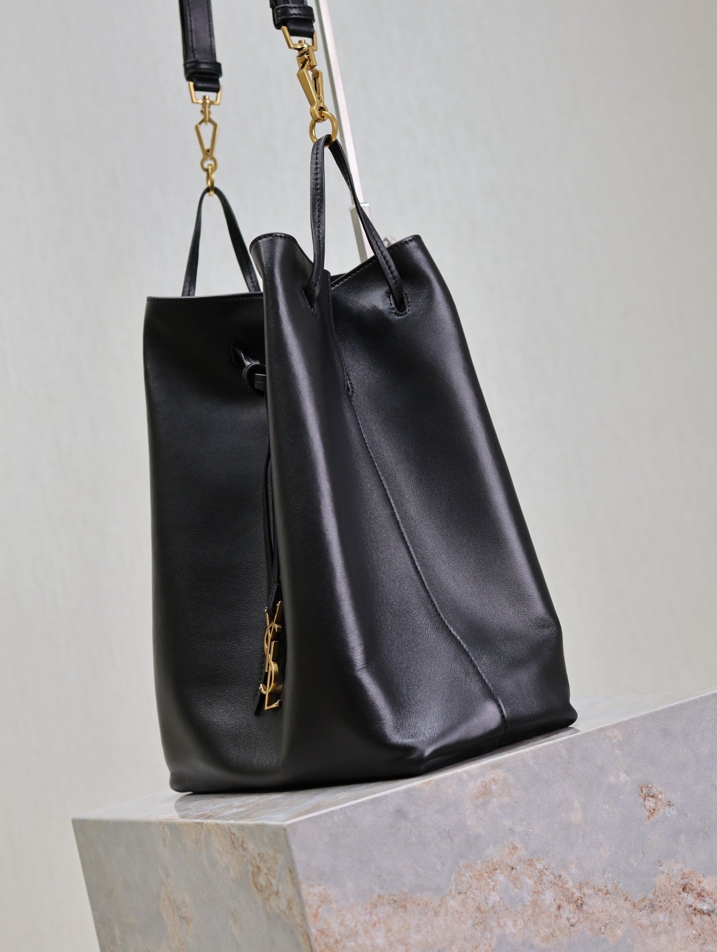 POCHON BUCKET BAG 30 IN BLACK LAMBSKIN GOLD HARDWARE