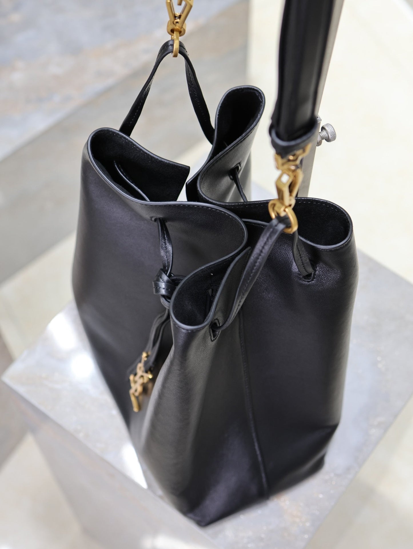 POCHON BUCKET BAG 30 IN BLACK LAMBSKIN GOLD HARDWARE