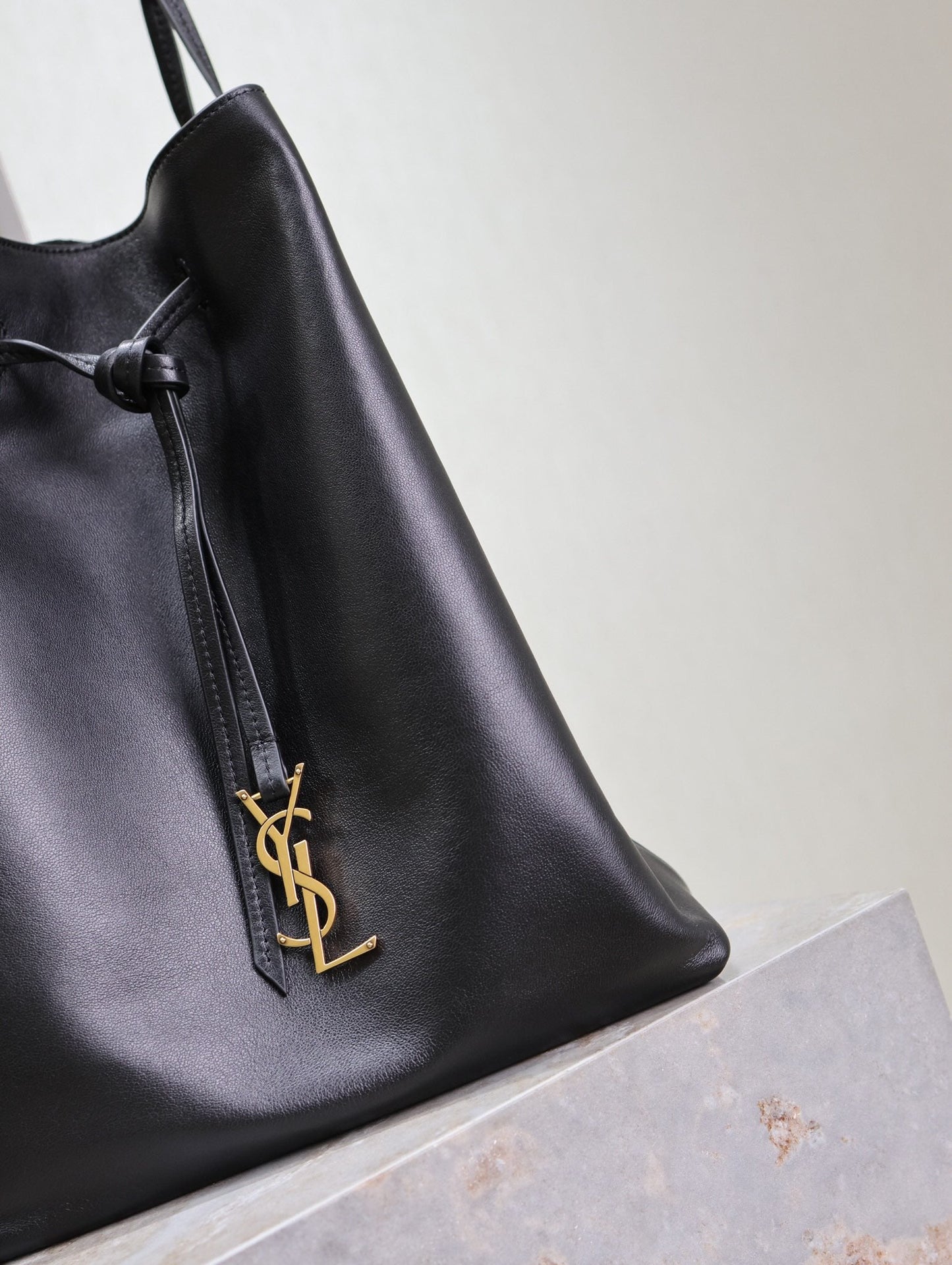 POCHON BUCKET BAG 30 IN BLACK LAMBSKIN GOLD HARDWARE