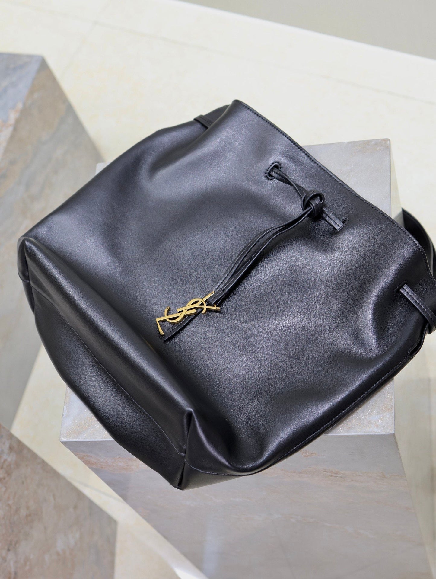 POCHON BUCKET BAG 30 IN BLACK LAMBSKIN GOLD HARDWARE