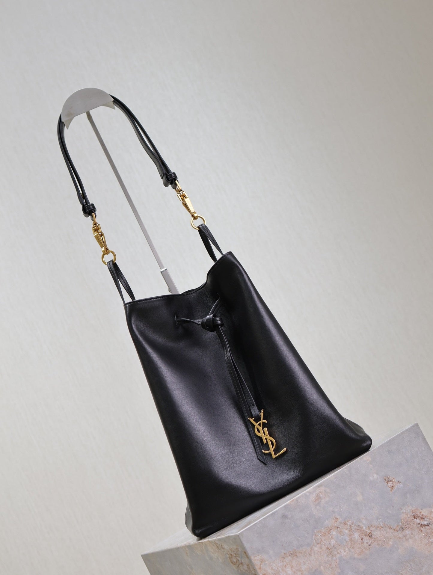 POCHON BUCKET BAG 30 IN BLACK LAMBSKIN GOLD HARDWARE