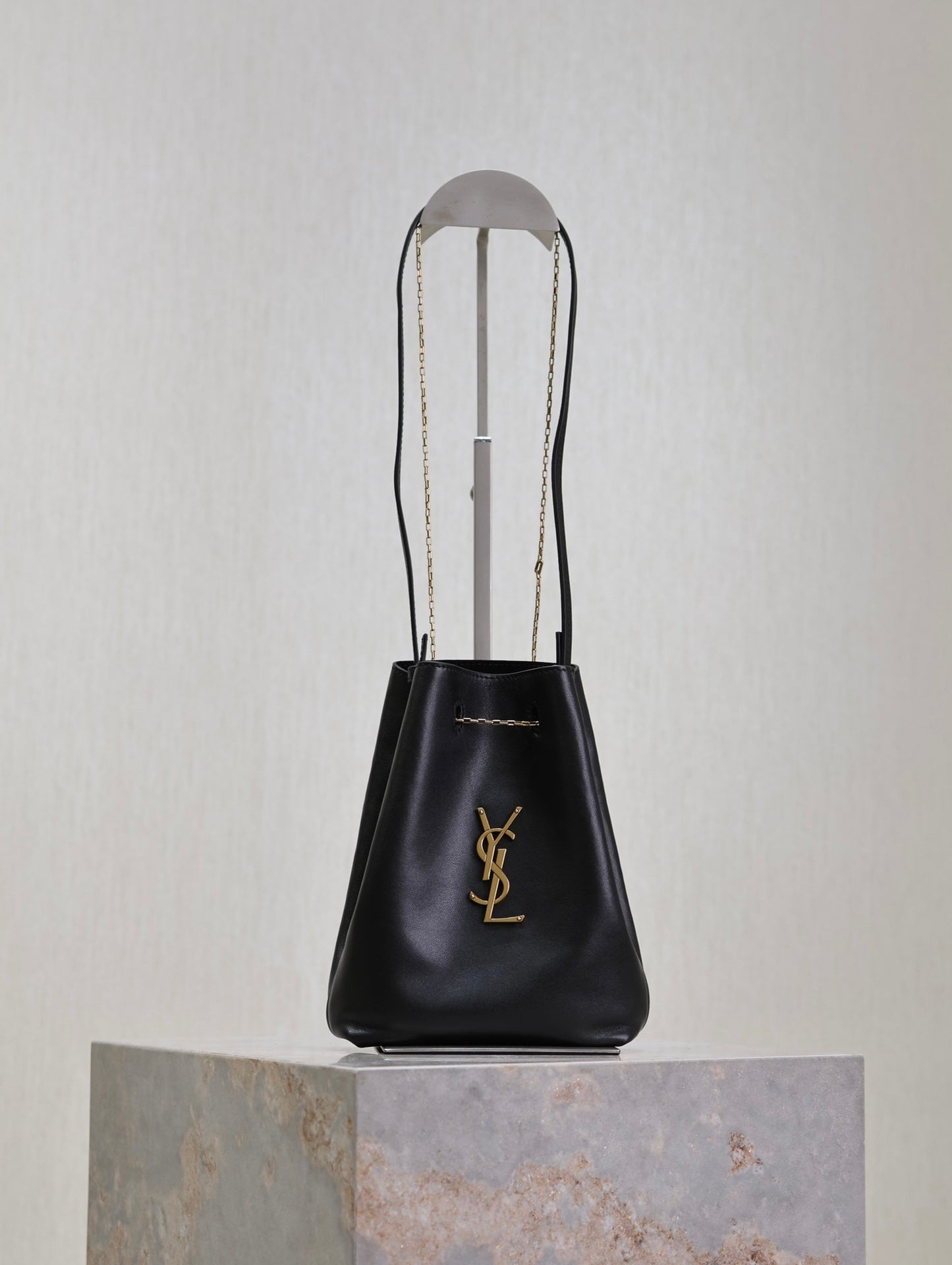 POCHON BUCKET BAG 20 IN BLACK LAMBSKIN GOLD HARDWARE