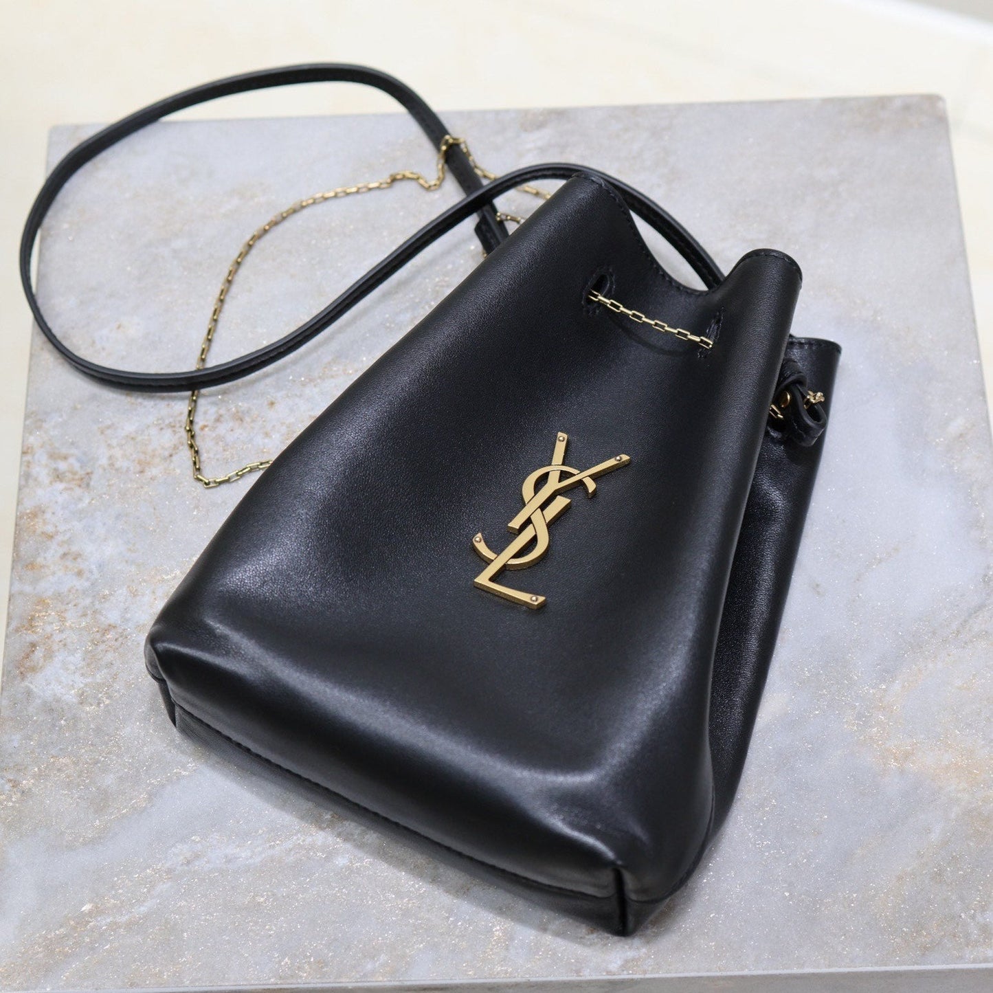 POCHON BUCKET BAG 20 IN BLACK LAMBSKIN GOLD HARDWARE