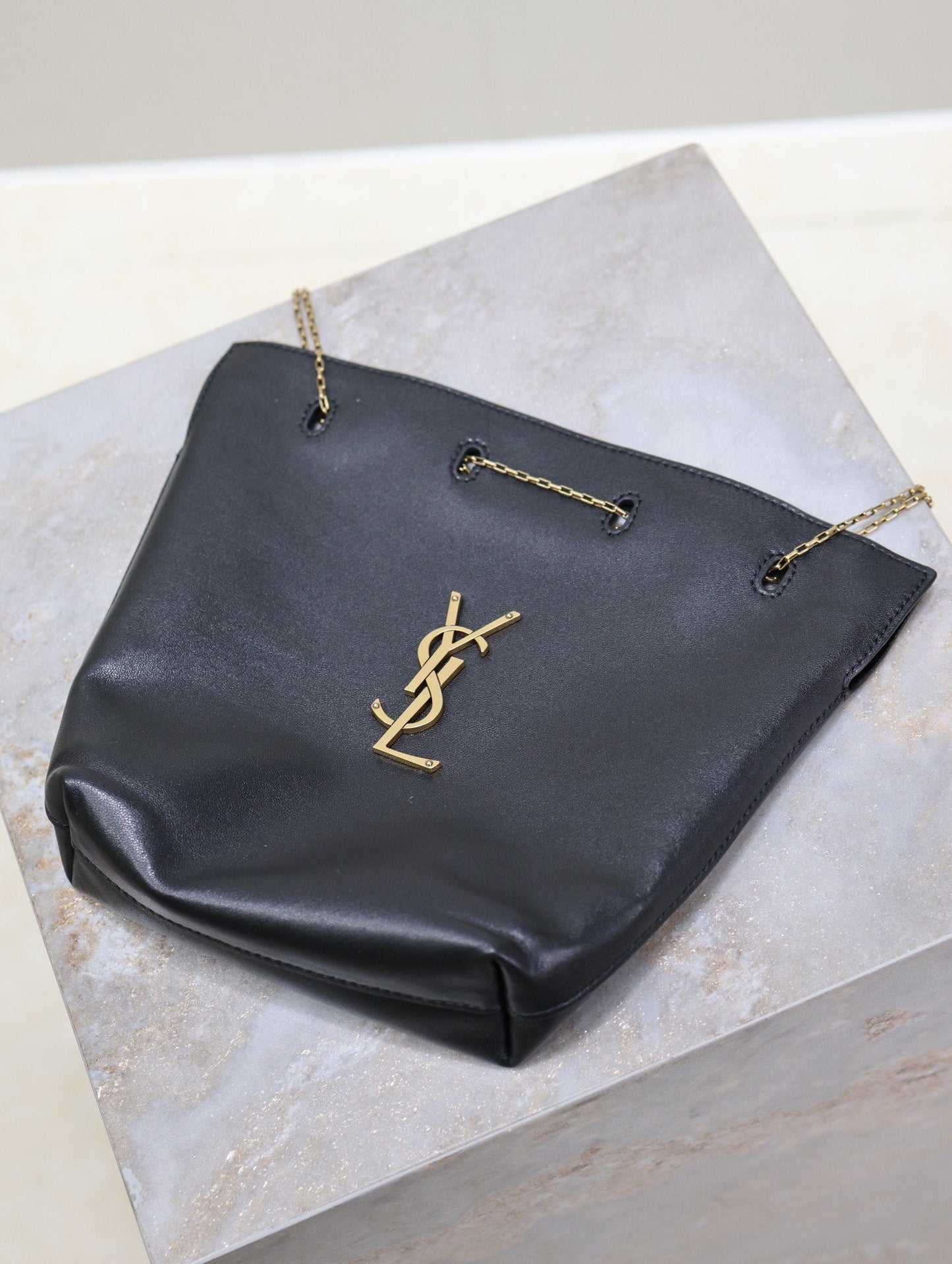 POCHON BUCKET BAG 20 IN BLACK LAMBSKIN GOLD HARDWARE