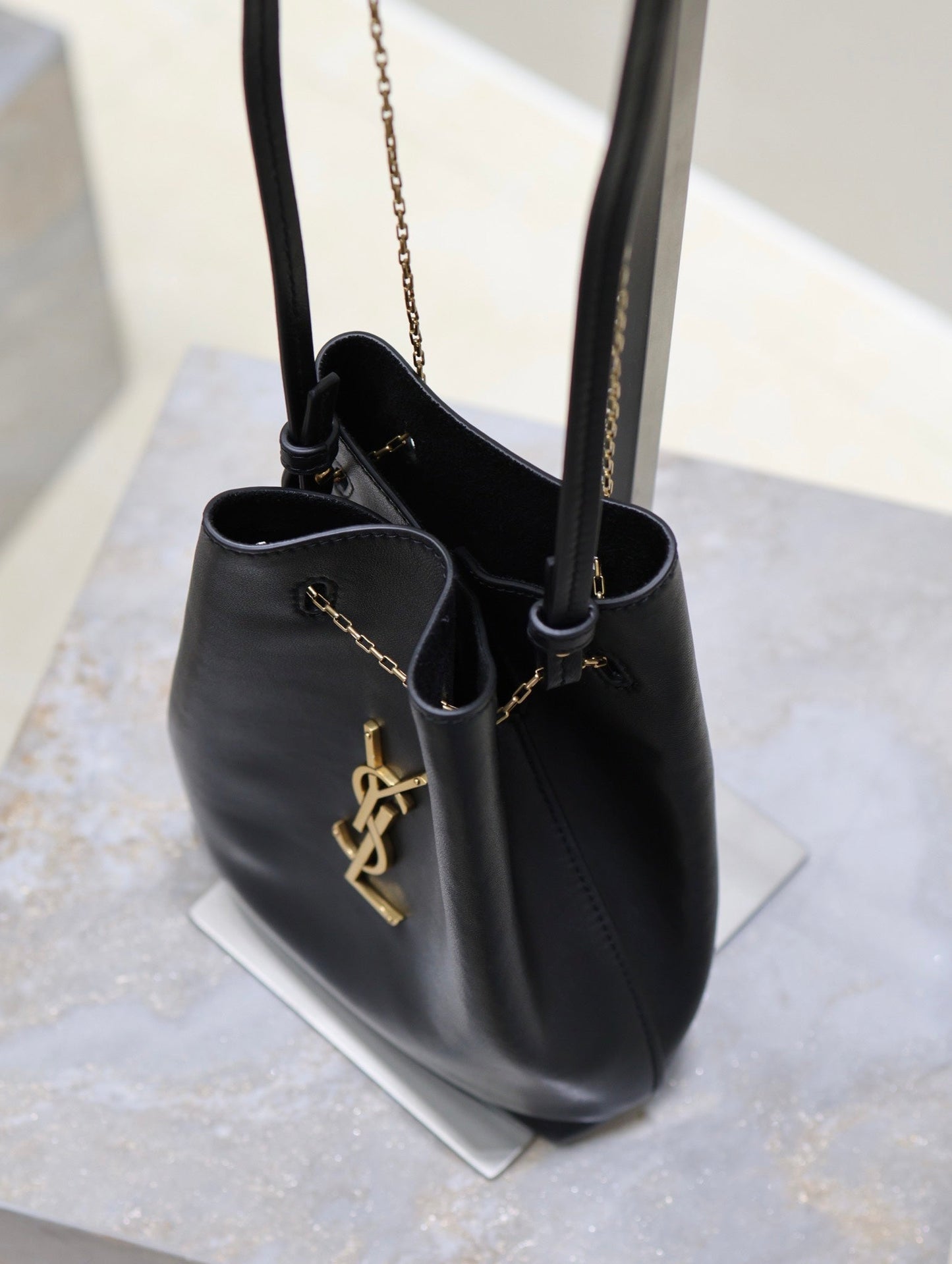 POCHON BUCKET BAG 20 IN BLACK LAMBSKIN GOLD HARDWARE