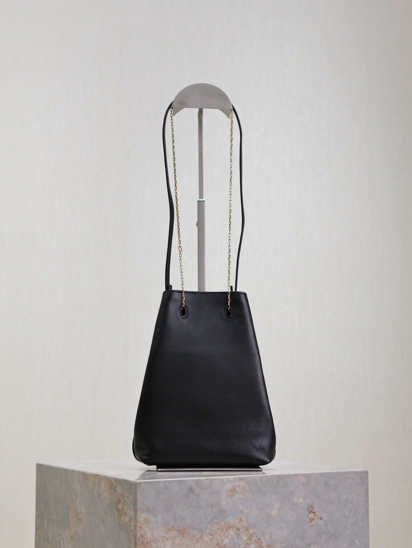 POCHON BUCKET BAG 20 IN BLACK LAMBSKIN GOLD HARDWARE